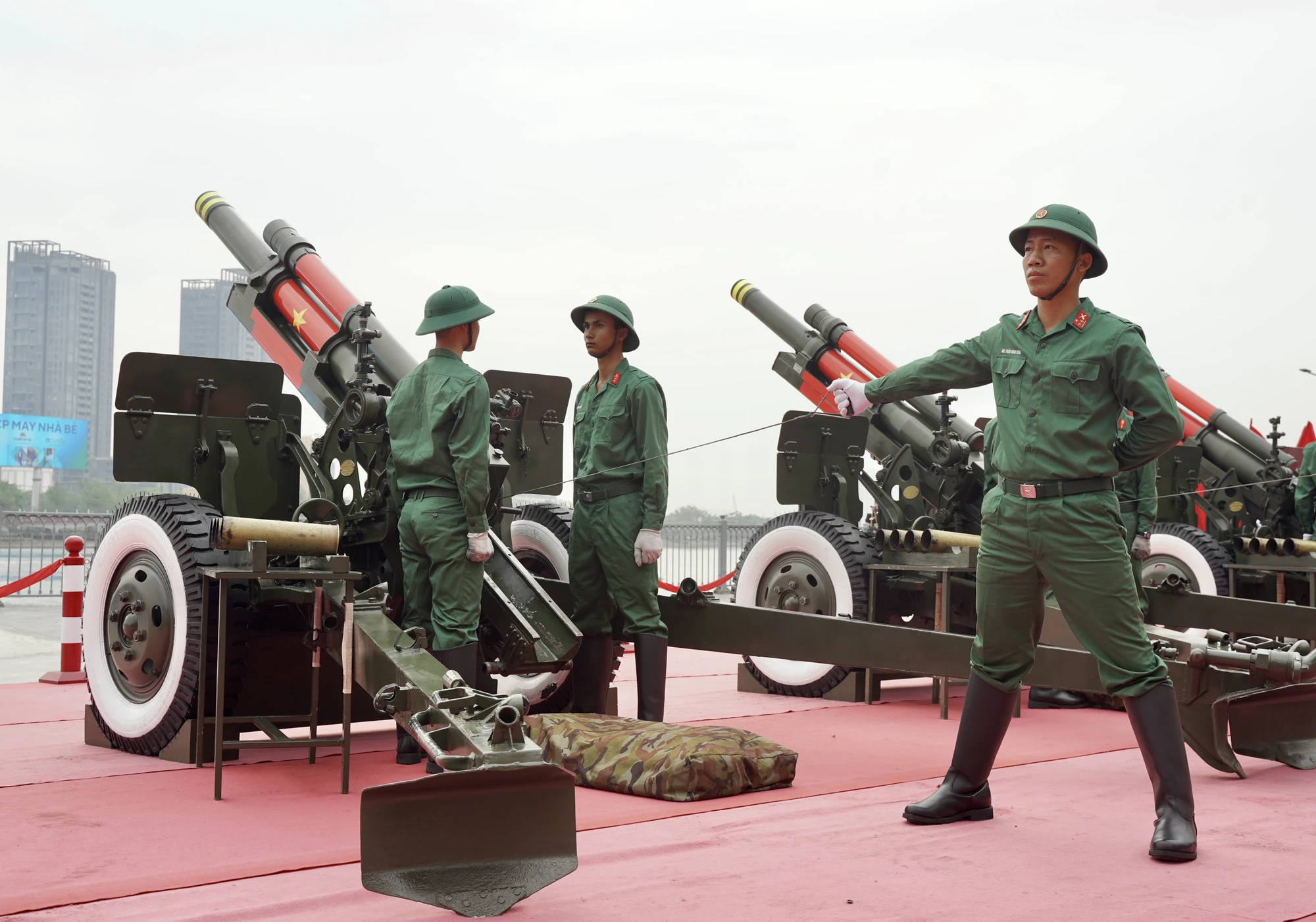 Một trong những điểm khó nhất là phải làm sao để 3 khẩu pháo trong một trung đội đều nổ cùng lúc, tiếng nổ phải đều và khớp với nhạc. Nhiệm vụ đòi hỏi độ chính xác rất cao nên cán bộ chiến sĩ quyết tâm luyện tập để hoàn thành xuất sắc nhiệm vụ vào ngày trọng đại của đất nước. bến Bạch Đằng (6).JPG