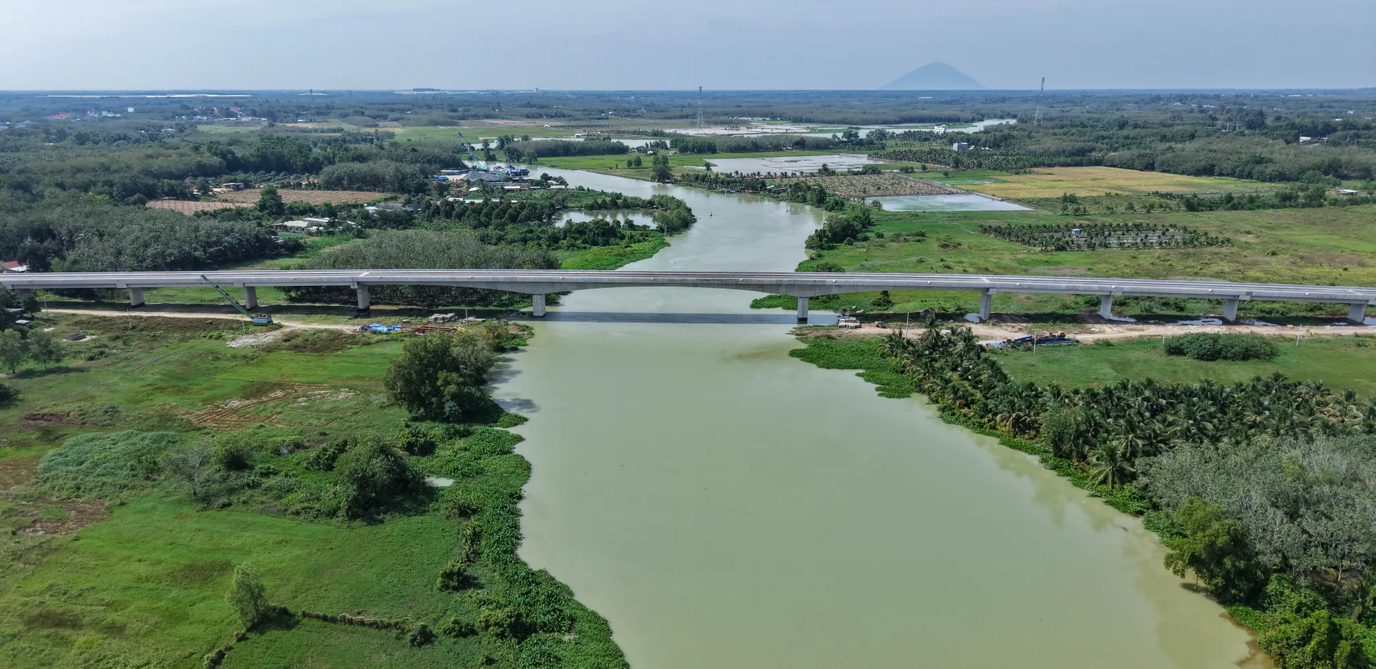 Cầu Thanh An dài hơn 600m, có 12 trụ tĩnh không cao 7m bắc qua sông Sài Gòn nối liền TPHCM và Tây Ninh. Cầu Thanh An (12).jpg