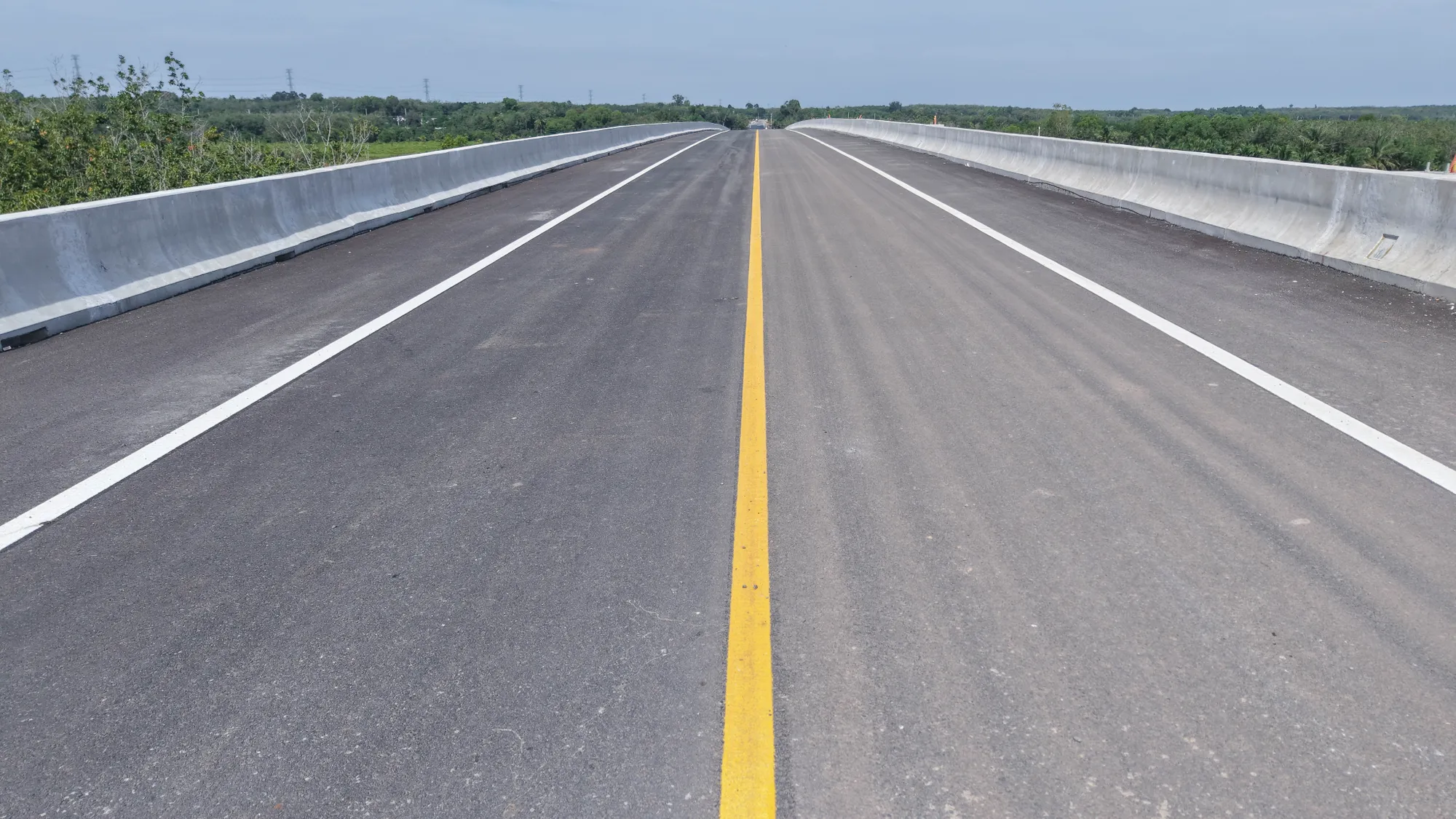 Cầu Thanh An là cầu lớn nhất trong 6 cây cầu trong gói thầu XL1 thuộc dự án đường Hồ Chí Minh đoạn Chơn Thành - Đức Hòa. Tháng 3-2025, cầu chính thức hợp long sau hơn 1 năm thi công. Cầu Thanh An (20).jpg