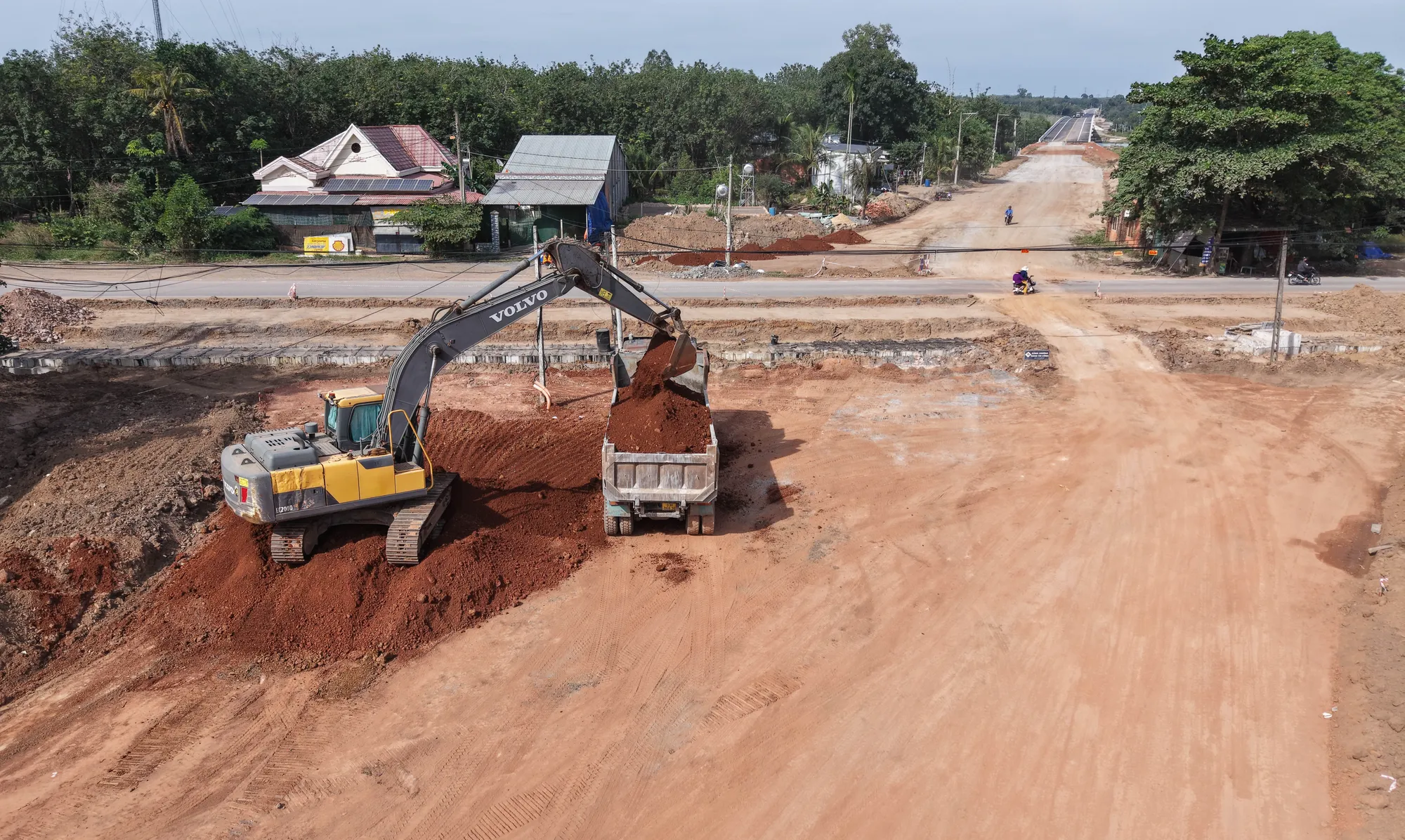 Giao lộ đường Hồ Chí Minh - DT744 hướng về cầu Thanh An nhìn từ trên cao. Cầu Thanh An (5).jpg