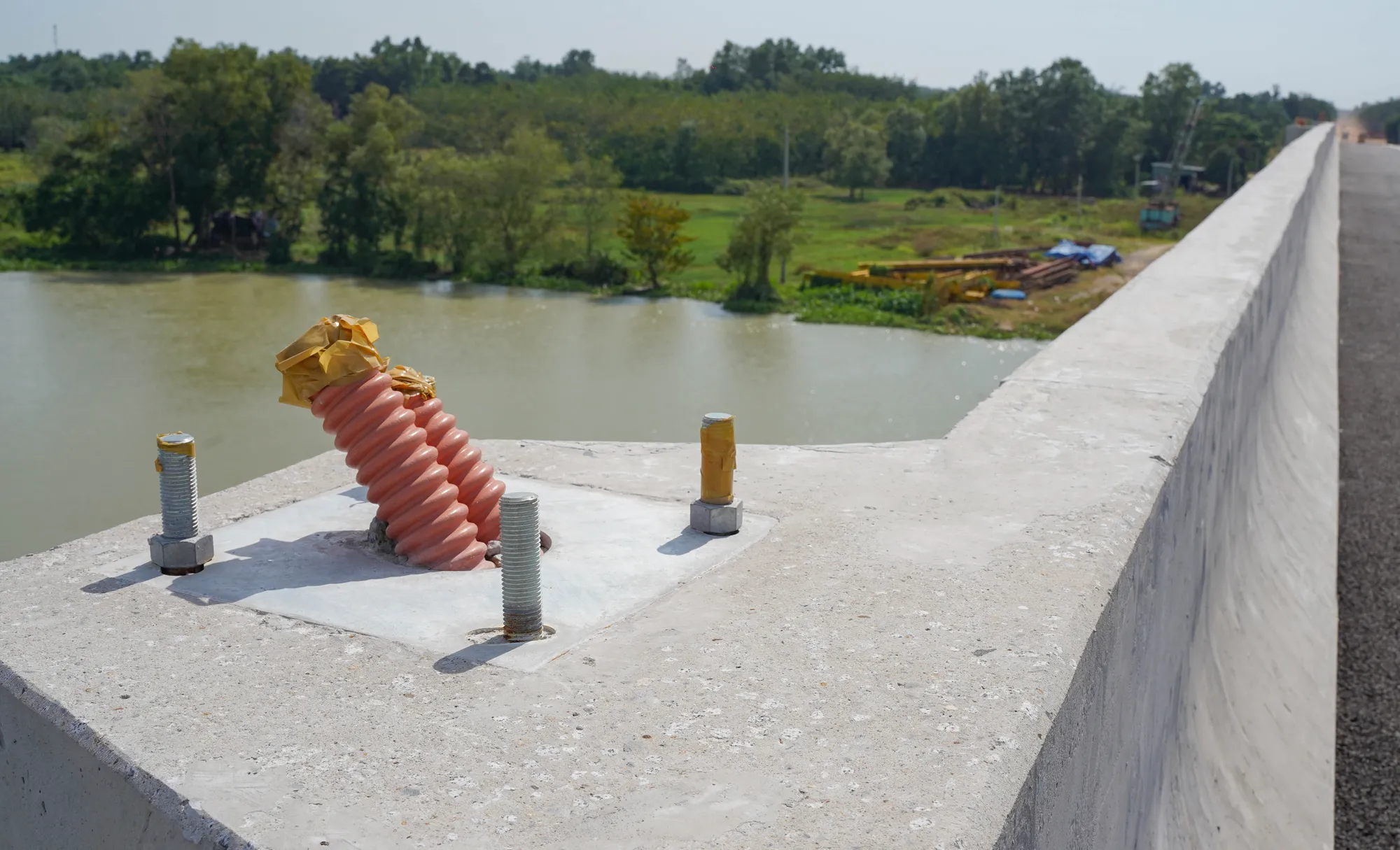 Hệ thống đèn chiếu sáng hiện vẫn chờ đơn vị thi công lắp đặt. Cầu Thanh An (7).jpg