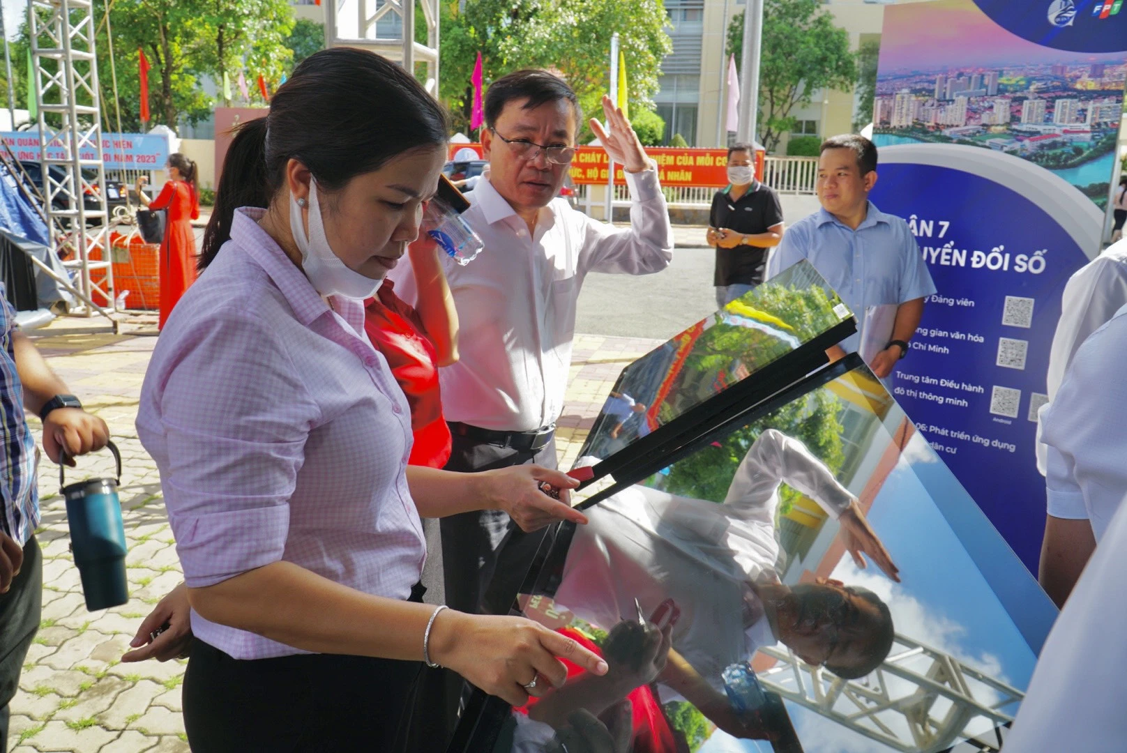 Người dân tham quan khu vực giới thiệu Trung tâm điều hành đô thị thông minh của quận 7. z4757706396263_e86f1a2fedc1782a5f84c31d2c93cfce.jpg