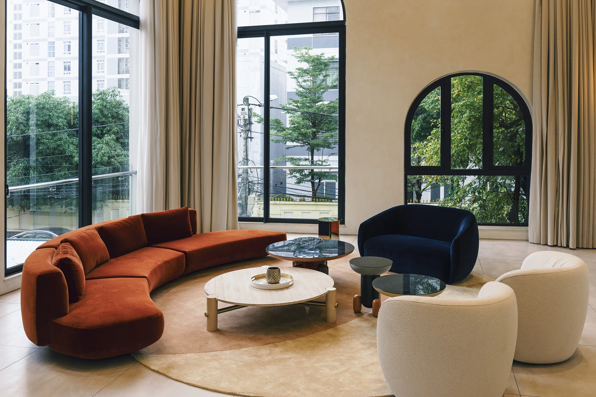 Giải pháp thiết kế được kiến trúc sư ROOM+ Design & Build được đưa ra với mục tiêu tạo sự cân bằng cần thiết giữa nhu cầu diện tích sử dụng rất lớn đó cùng với một thủ pháp tạo hình kiến trúc hài hòa phù hợp. ngoi-nha-5.jpg