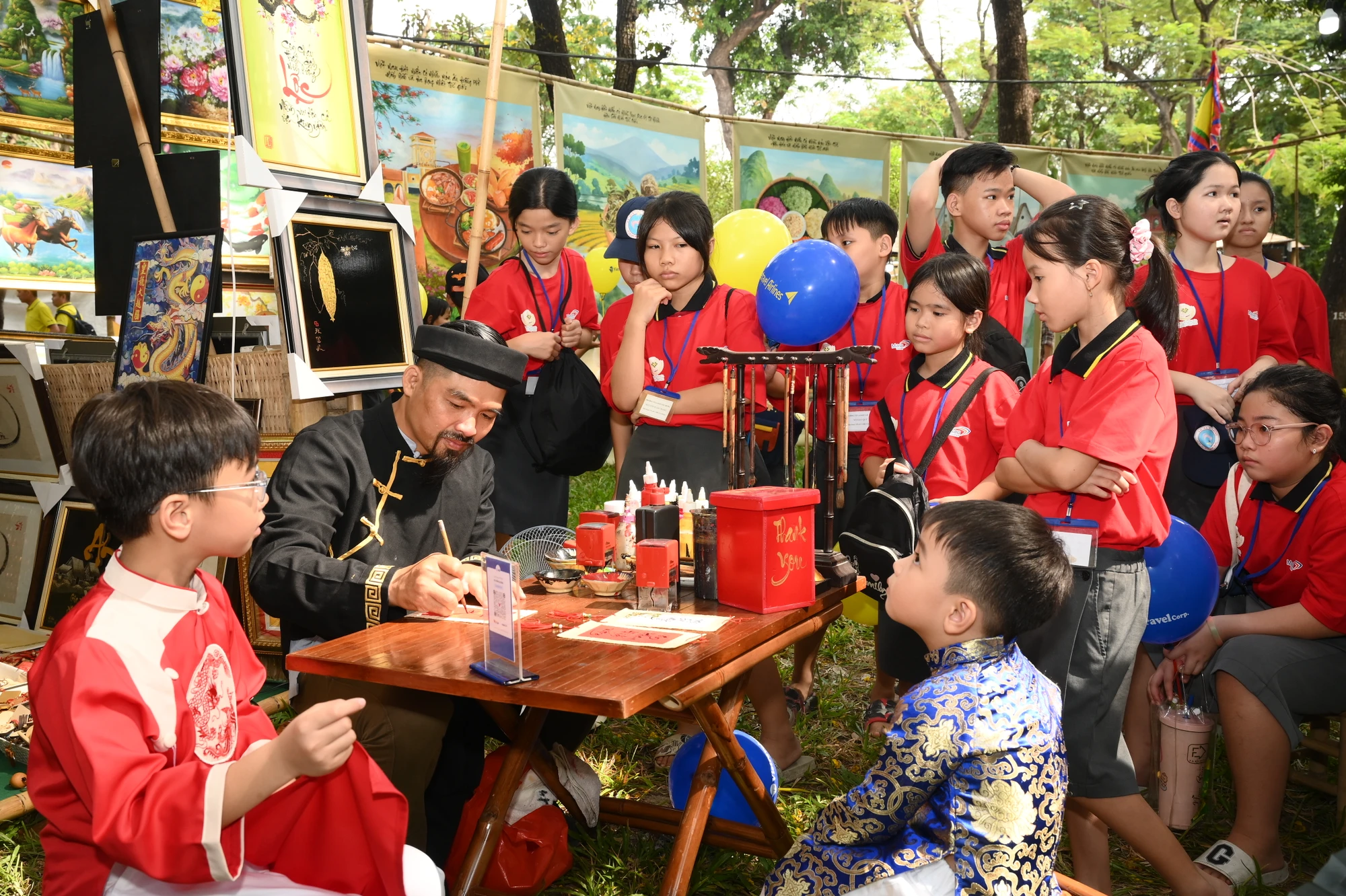 Các em được tận mắt xem hoạt động vẽ thư pháp. le-hoi-tet-viet-1.JPG
