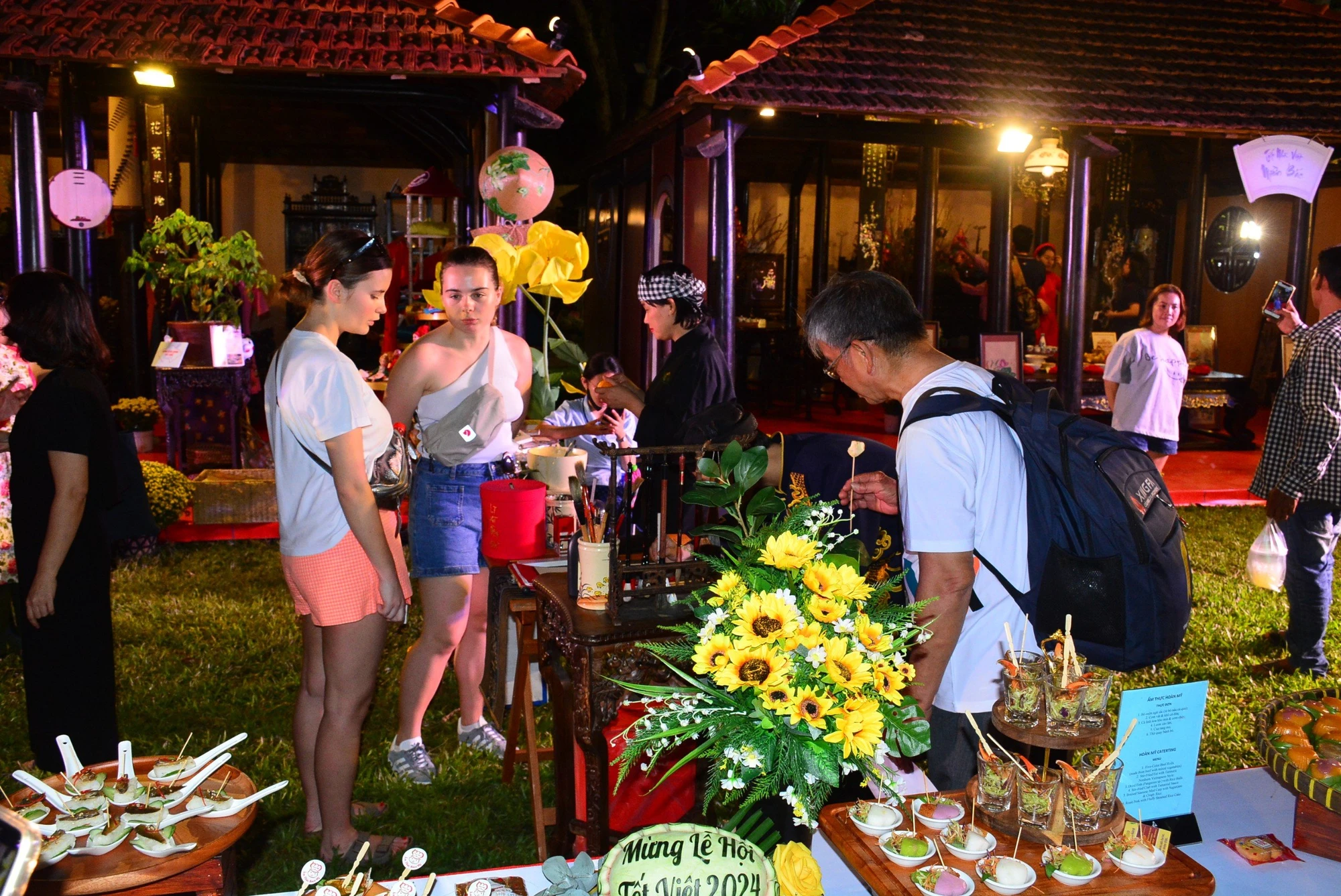 Nổi bật trong nhóm hoạt động Xem Tết là ba gian nhà nhà rường đặc trưng của ba miền Bắc - Trung – Nam, tái hiện phong tục đón tết truyền thống của mỗi vùng miền qua cách trang trí và mâm cỗ. le-hoi-tet-viet-2.jpg
