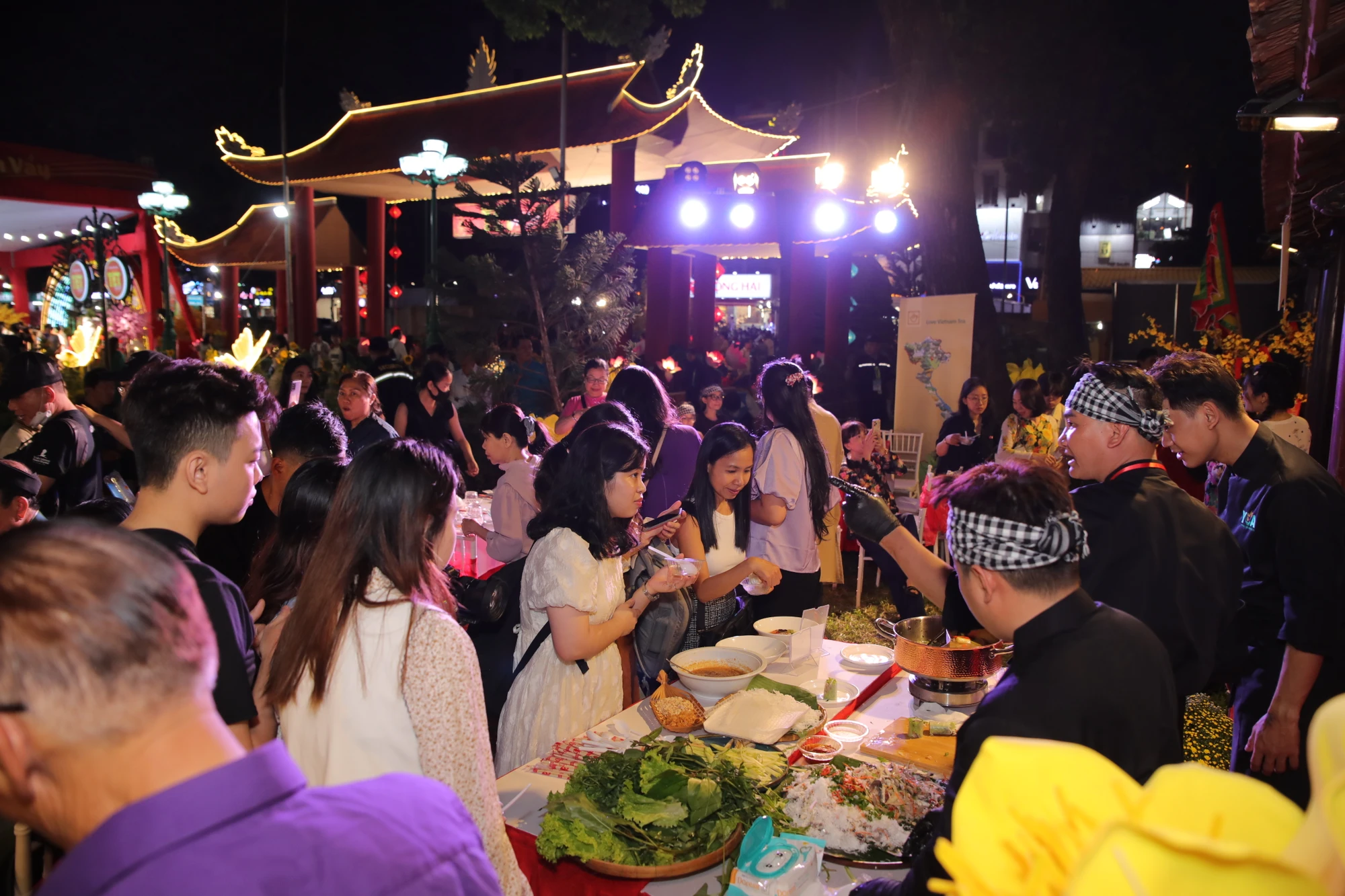Người dân và du khách đến lễ hội Tết Việt 2024 thưởng thức ẩm thực Nam Bộ. Người dân và du khách đến lễ hội Tết Việt 2024 thưởng thức ẩm thực Nam Bộ.