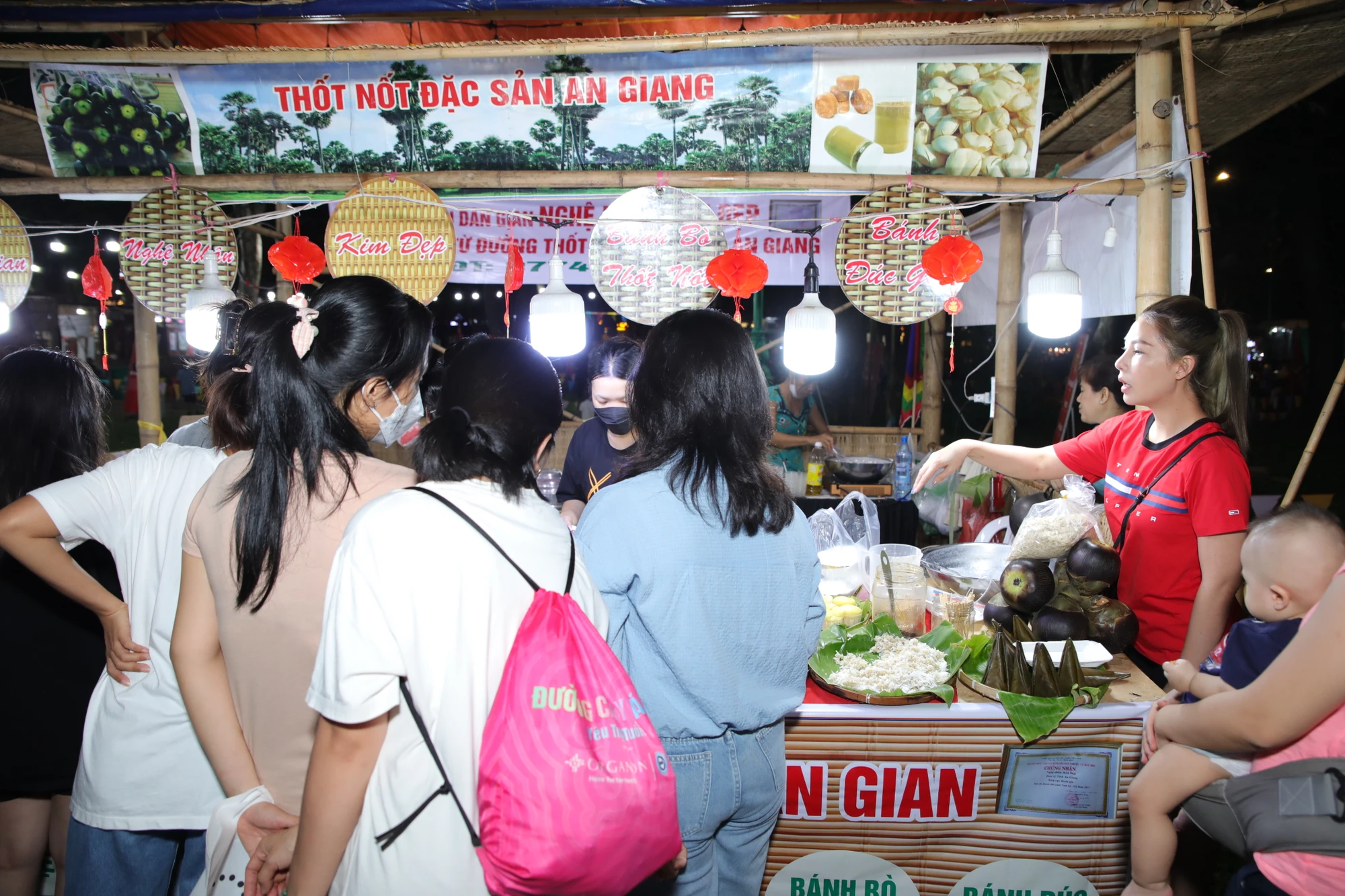 Không gian Ăn Tết của lễ hội với sự tham gia của trên 75 gian hàng trưng bày, giao lưu, phục vụ ẩm thực đến từ 30 tỉnh thành trên cả nước cũng thu hút đông đảo du khách . le-hoi-tet-viet-8.JPG