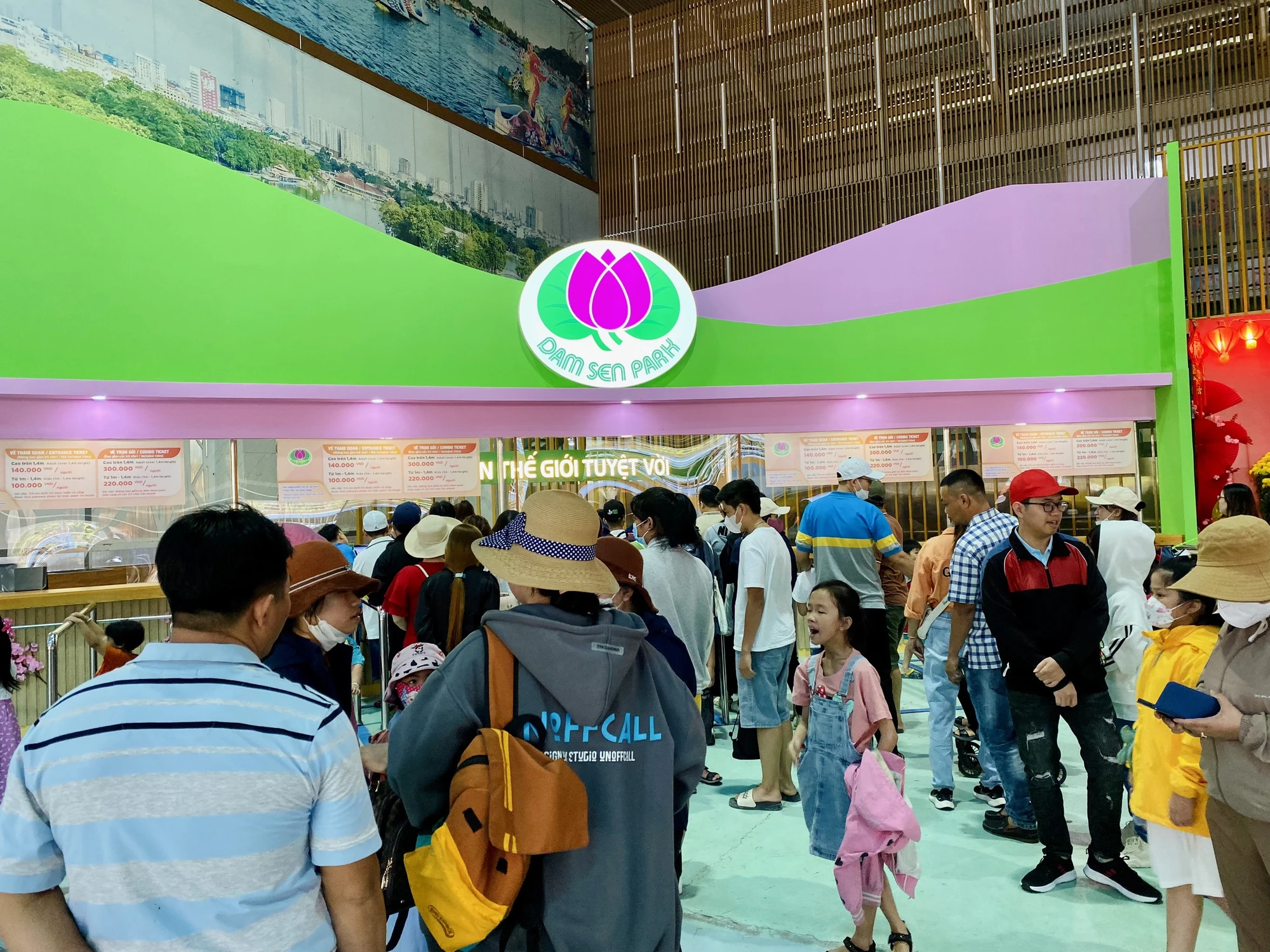 Vào ngày 11-2 (nhằm ngày mùng 2 Tết) người dân TP.HCM đã ùn ùn đổ về các khu vui chơi trên địa bàn TP.HCM để vui chơi trong kỳ nghỉ Tết Nguyên đán. du-lich-1.jpg