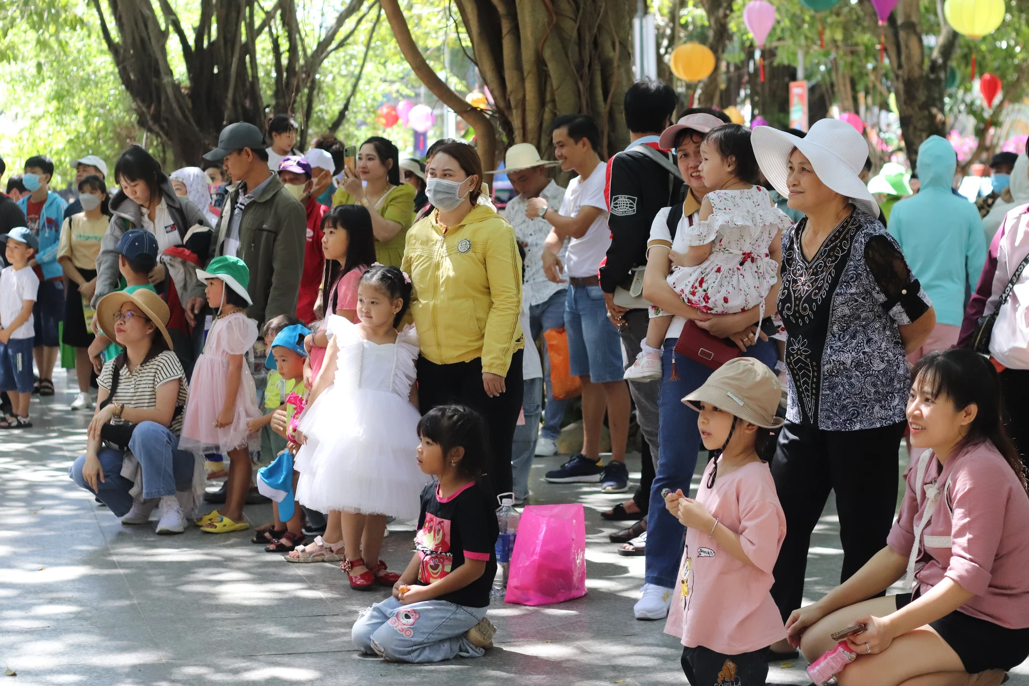 Theo Bà Bùi Thị Tố Trinh, Phó Tổng Giám đốc Công ty Cổ phần Du lịch Văn hóa Suối Tiên, tính riêng dịp cao điểm Tết Nguyên đán này, lượng khách đến vui chơi tại Suối Tiên tăng mạnh so với ngày bình thường và tăng từ 10-20% so với cùng kỳ năm trước. du-lich-11.JPG