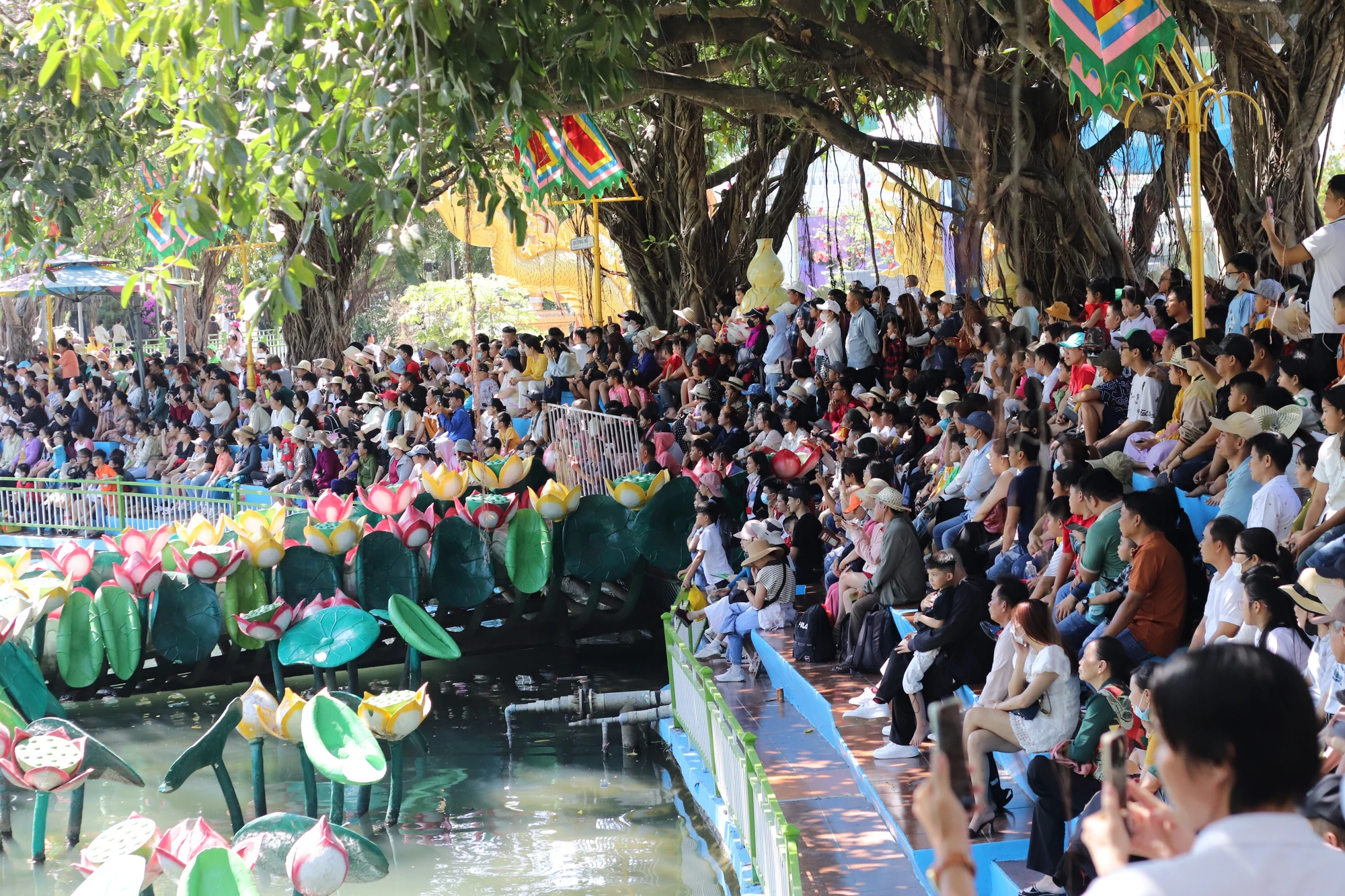 Sân khấu hóa truyền thuyết Sơn Tinh - Thủy Tinh tại Hồ Long Quy Ẩn Thủy vẫn là địa điểm thu hút đông khách xem. du-lich-13.JPG
