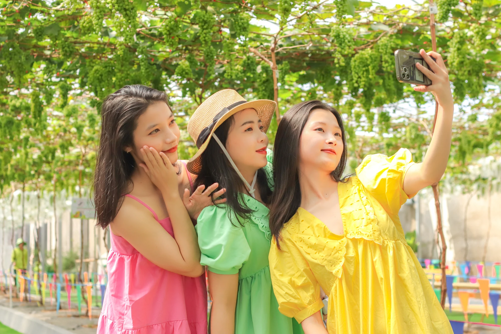 Giới trẻ chụp ảnh tự sướng tại vườn nho tại Khu Du lịch Văn hóa Suối Tiên. du-lich-15.jpg