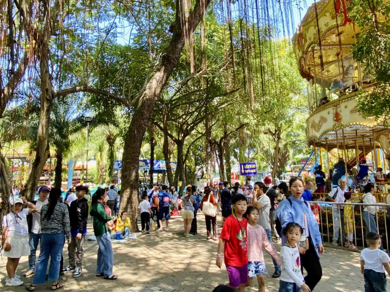 Từng nhóm gia đình đưa con nhỏ đến vui chơi, giải trí. Từ sáng đến trưa lượng khách vẫn đông đúc. du-lich-4.jpg