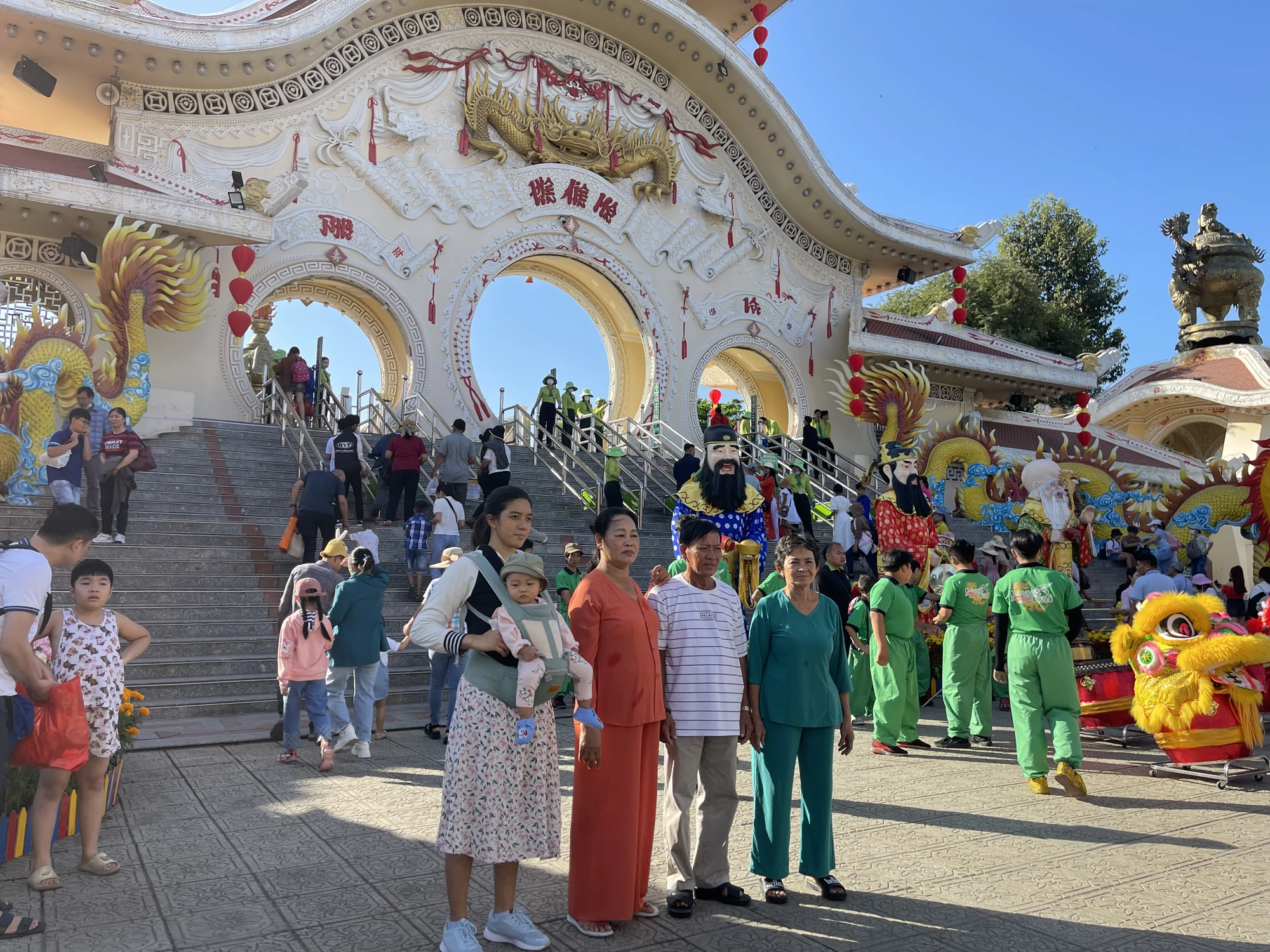 Tại Khu Du lịch Văn hóa Suối Tiên đã đón hàng nghìn lượt khách đến du xuân, vui chơi giải trí. du-lich-9.JPG