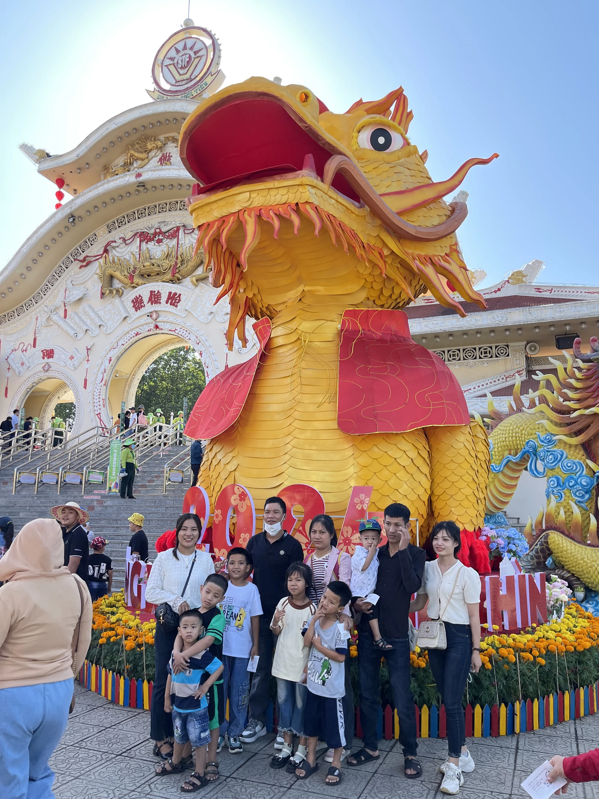 Khách du lịch chụp hình với "Rồng GenZ". IMG_3558.JPG