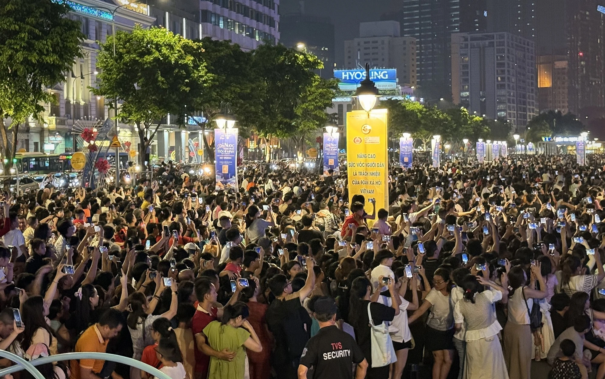 Hàng ngàn người dân và du khách tập trung tại Công viên bến Bạch Đằng (quận 1) để thưởng thức màn trình diễn drone. Hàng ngàn người dân và du khách tập trung tại Công viên bến Bạch Đằng (quận 1) để thưởng thức màn trình diễn drone.