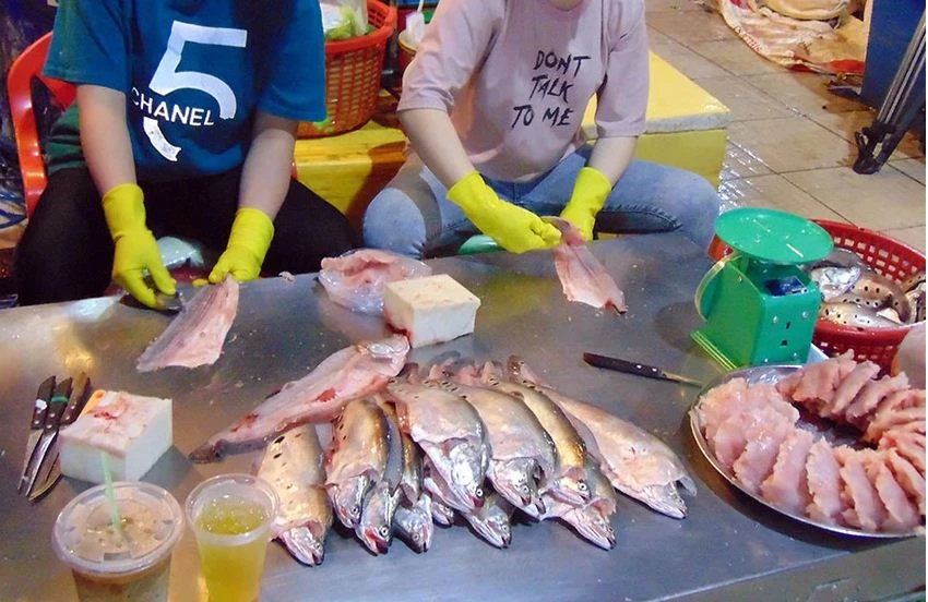 Tiểu thương đang sơ chế chả cá thác lác tại một khu chợ đầu mối. Ảnh: T.N che bien thuc pham an toan-tran ngoc.JPG