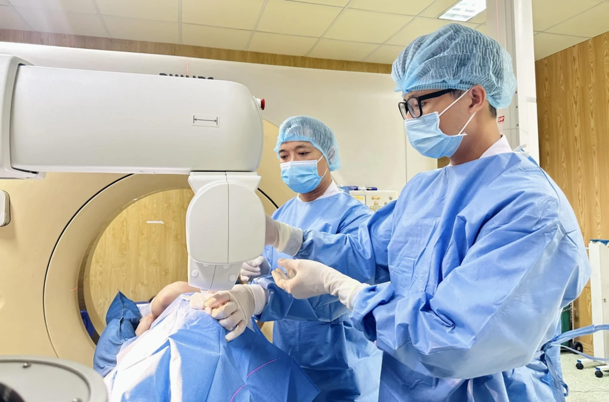 Bác sĩ BV Quân y 175 đang thực hiện kỹ thuật sinh thiết xương có sự hỗ trợ của robot trí tuệ nhân tạo (AI). Ảnh: THẢO PHƯƠNG khám chữa bệnh y tế thông minh, sinh thiết xương tại BV quân y 175