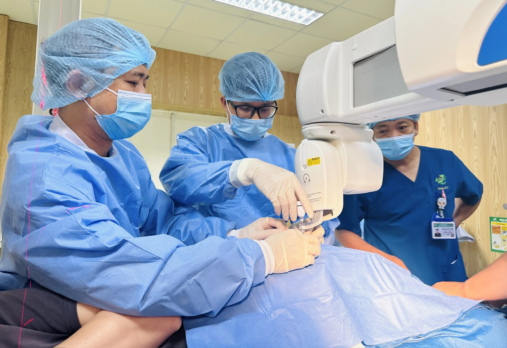 Một bệnh nhân đang được các BS tại BV Quân y 175 thực hiện sinh thiết xương với sự hỗ trợ của robot Maxio. Ảnh: THẢO PHƯƠNG Robot-AI-3.jpg