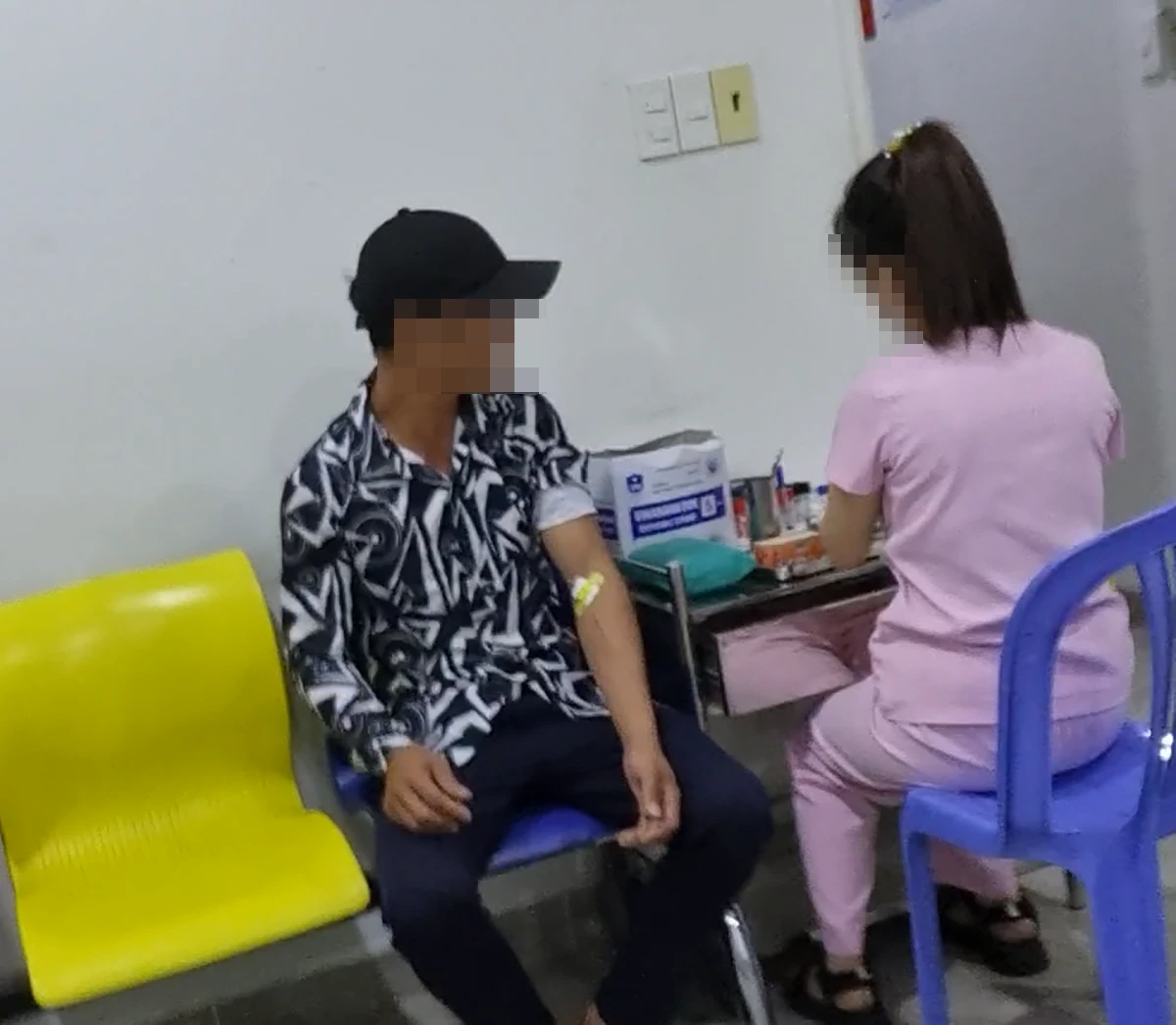 “Cò” đưa người có nhu cầu bán thận đi xét nghiệm, sàng lọc. Ảnh: TRẦN NGỌC P2.3_BAIP3_chuyende_nhompv_ttam.png
