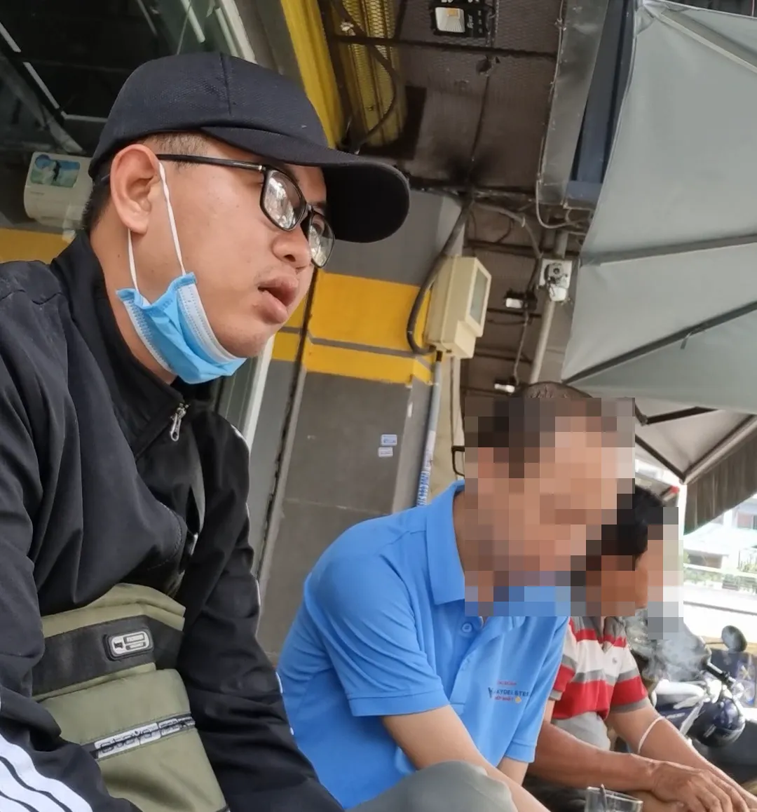 Hải - “cò” mua, bán thận đưa người có nhu cầu bán và người có nhu cầu ghép thận gặp nhau để trao đổi về thủ tục, giấy tờ. Ảnh: TỰ SANG P2.3_PHU2_chuyende_nhompv_ttam.png