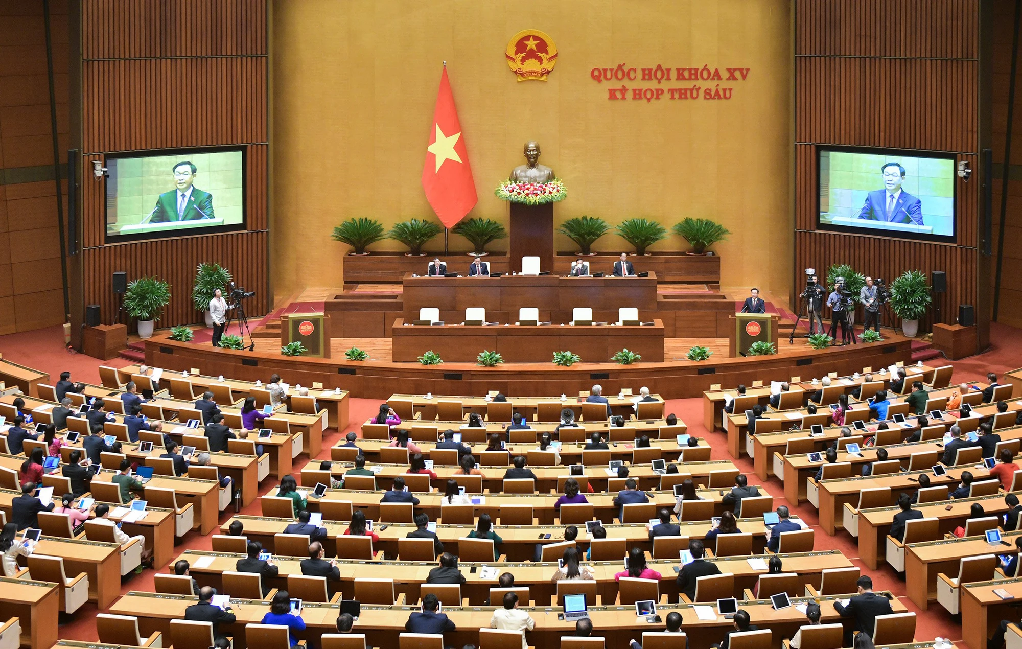 Tại kỳ họp thứ sáu, Quốc hội khóa XV, nhiều đại biểu Quốc hội cho rằng cần phải giải quyết căn cơ các chồng chéo, mâu thuẫn giữa các luật. Ảnh: PHẠM THẮNG Cần 1 nghị quyết gỡ vướng cho Luật Đầu tư công