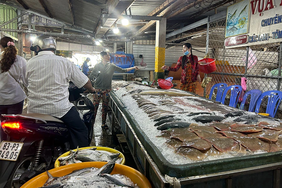 Hoạt động mua bán tại chợ thủy sản phường Nhà Mát, TP Bạc Liêu. Ảnh: HỒNG NHUNG Hinh_3-P2,3_Bac-Lieu.jpg