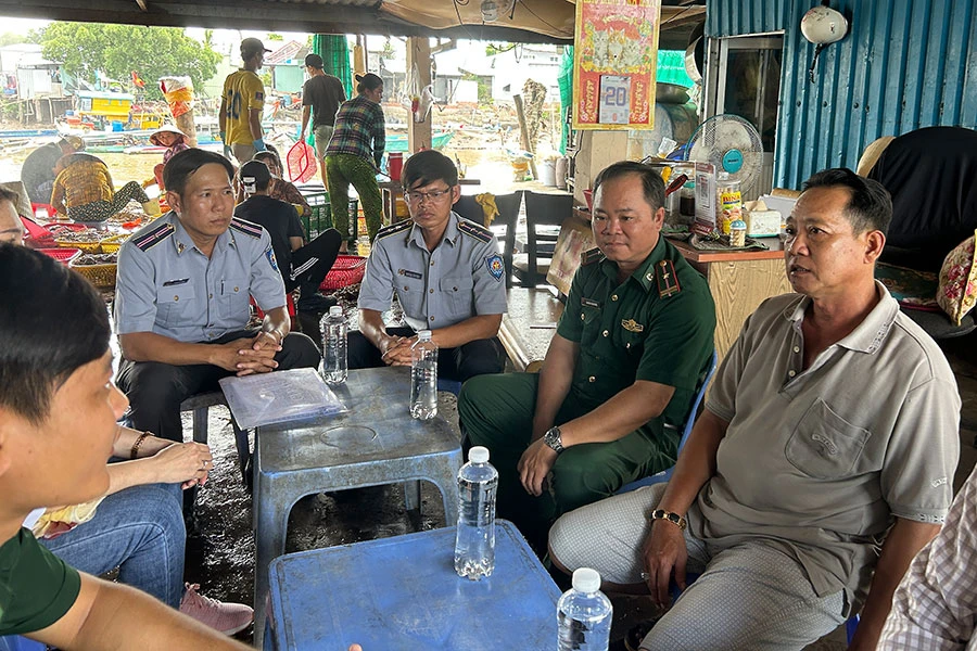 Các lực lượng chức năng tuyên truyền cho người dân về các quy định chống khai thác hải sản bất hợp pháp. Ảnh: HỒNG NHUNG kinh tế biển giúp bạc liêu vươn khơi