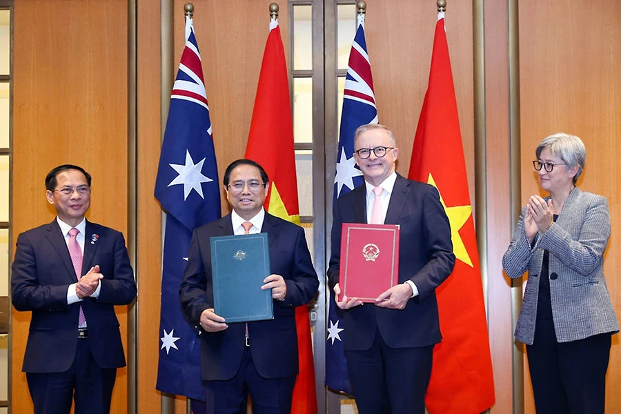 Thủ tướng Phạm Minh Chính và Thủ tướng Úc Anthony Albanese trao đổi tuyên bố về việc nâng cấp quan hệ hai nước lên Đối tác chiến lược toàn diện hôm 7-3. Ảnh: VGP Nâng cấp quan hệ Việt - Úc: Niềm tin là nền tảng quan trọng