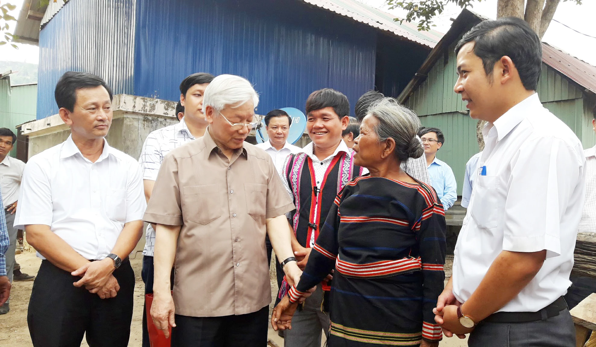 Ông Siu Blí, Phó Bí thư Đảng ủy xã Ayun (áo truyền thống phía sau), trong lần được gặp Tổng Bí thư Nguyễn Phú Trọng. Ảnh: LK. Tổng Bí Thư Nguyễn Phú Trọng thăm xã Ayun huyện Chư sê, Gia Lai