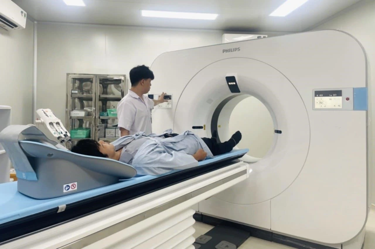 Bệnh nhân chụp CT-scan với máy thế hệ mới hiện đại, áp dụng công nghệ AI tại BV Thống Nhất. Ảnh: THẢO PHƯƠNG P12_Bai 1_Y-te-thong-minh_h2.jpeg