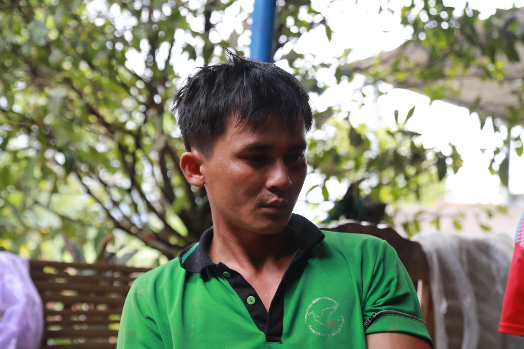 Em trai ông Đường ngồi thẫn thờ, buồn không nói nên lời. A30A4466.JPG