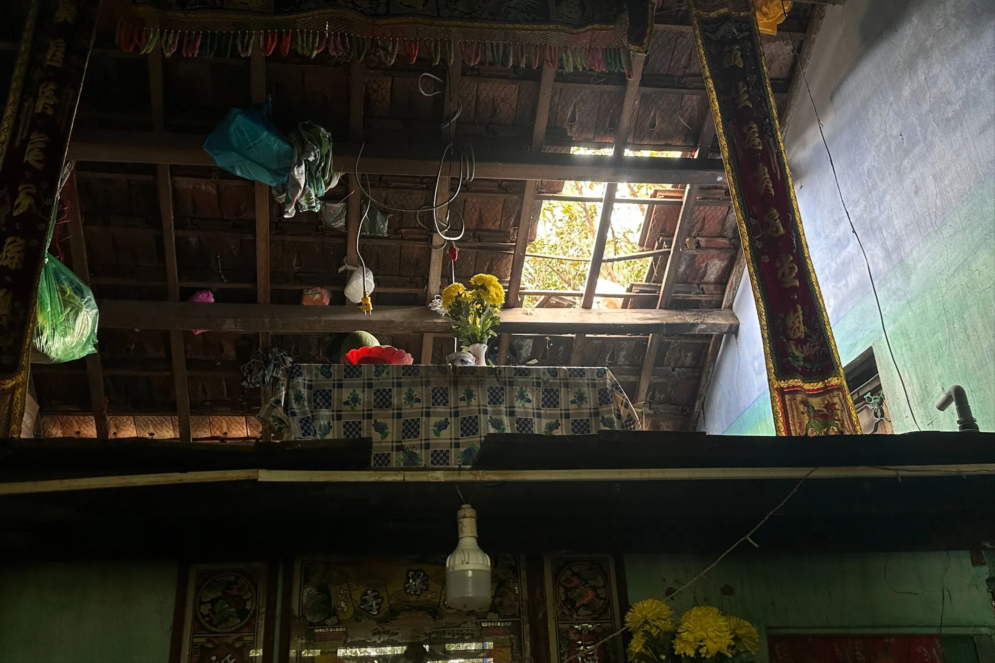 Hai bà cháu phá ngói thoát ra ngoài. IMG_2326.JPG