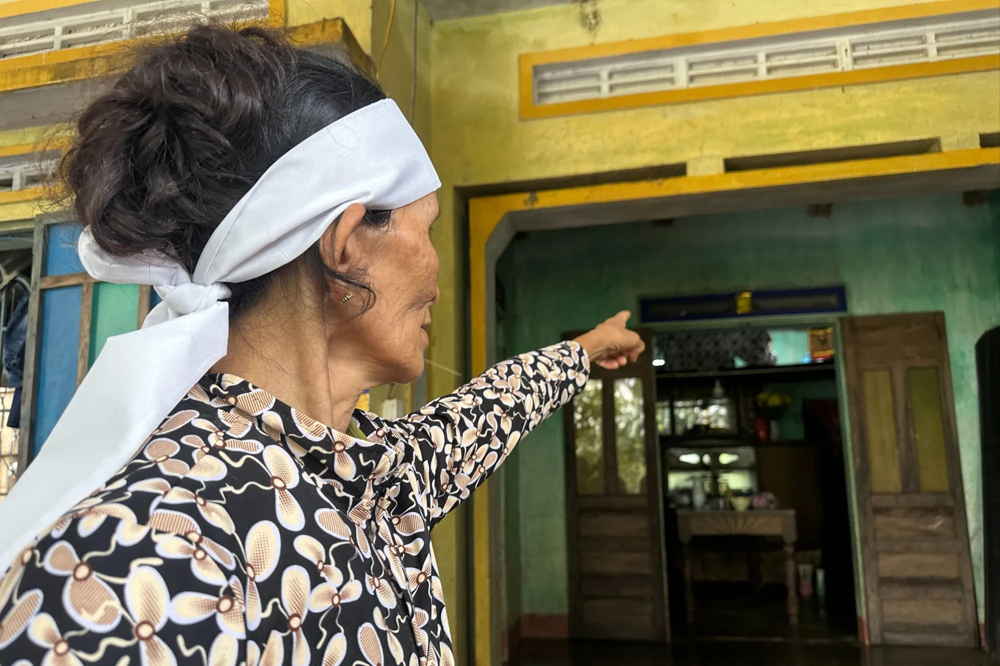 Bà Trường run rẩy nhớ lại thời khắc kinh hoàng. IMG_2335.JPG