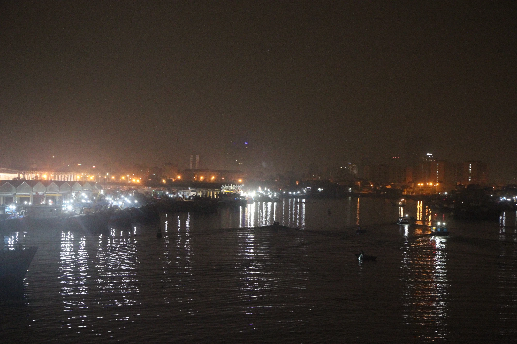 Các tàu đánh cá chở đầy hải sản đang vào cập cảng cá Thọ Quang.Ảnh: NGÔ QUANG