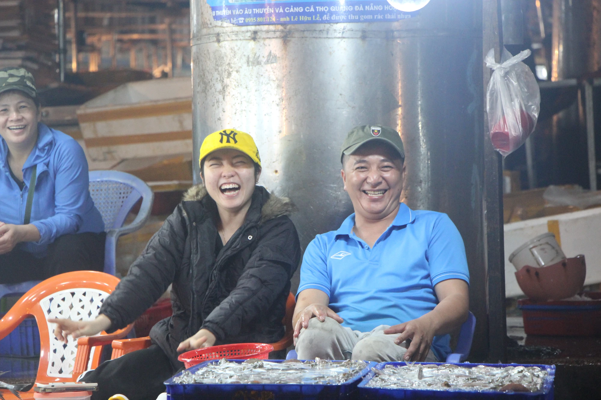 Tuy giảm về thu nhập do lượng người mua ít nhưng ngư dân và thương lái vẫn rất lạc quan. Ảnh: NGÔ QUANG.