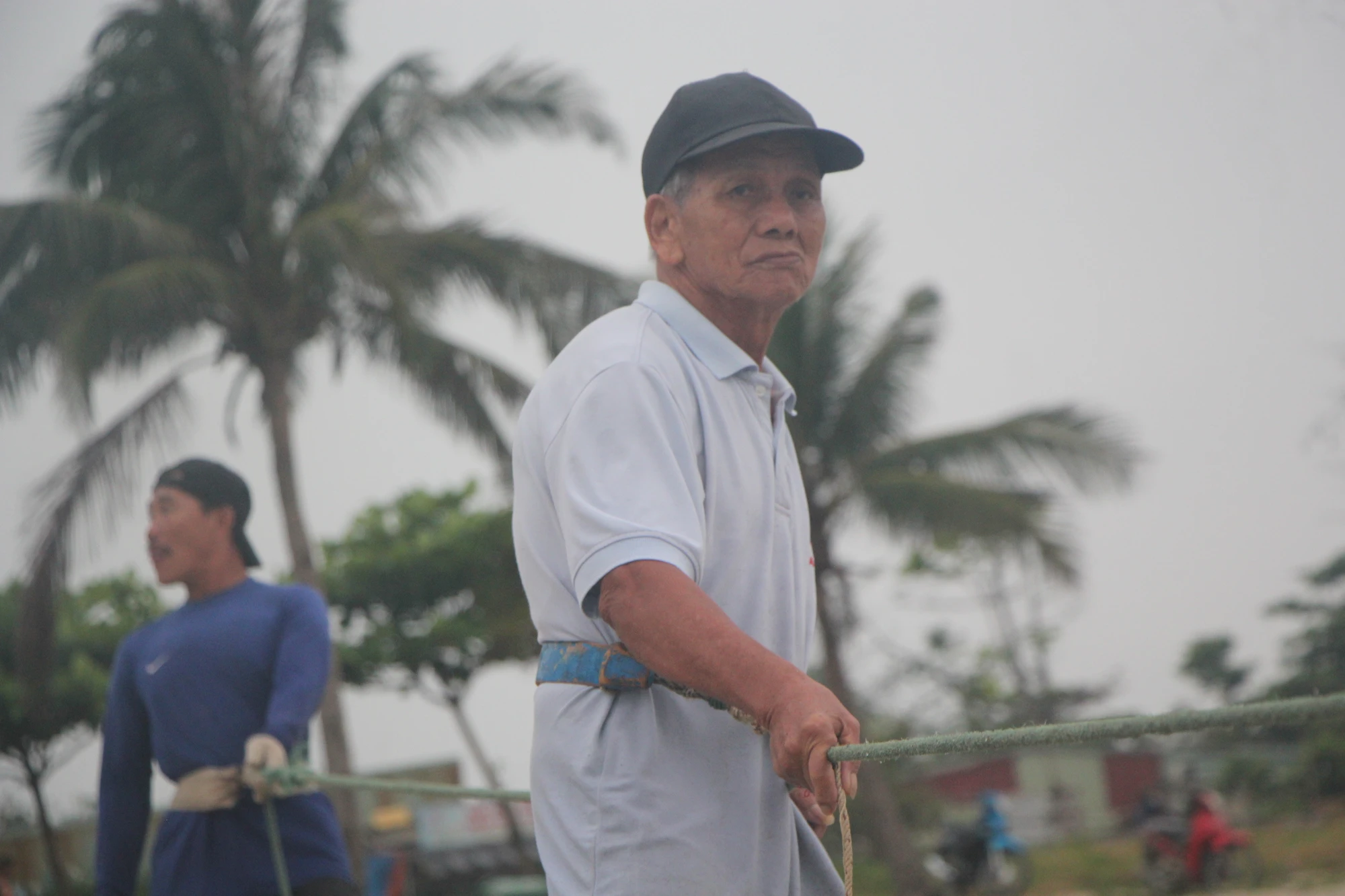 Tuy đã hơn 70 nhưng cụ ông vẫn kéo lưới hằng ngày tại bãi biển Mân Thái. Ảnh: NGÔ QUANG.