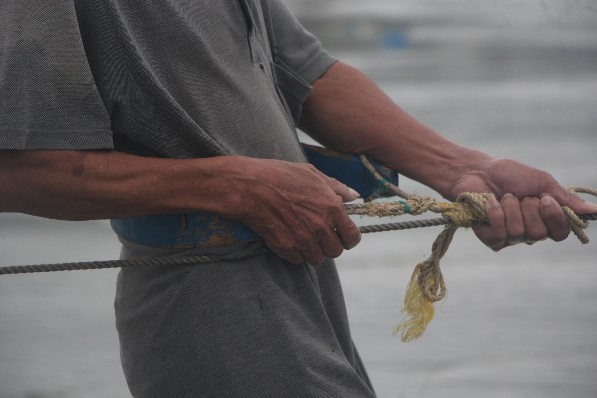 Bàn tay ngư dân chai sạn sau nhiều năm kéo lưới. Ảnh: NGÔ QUANG.