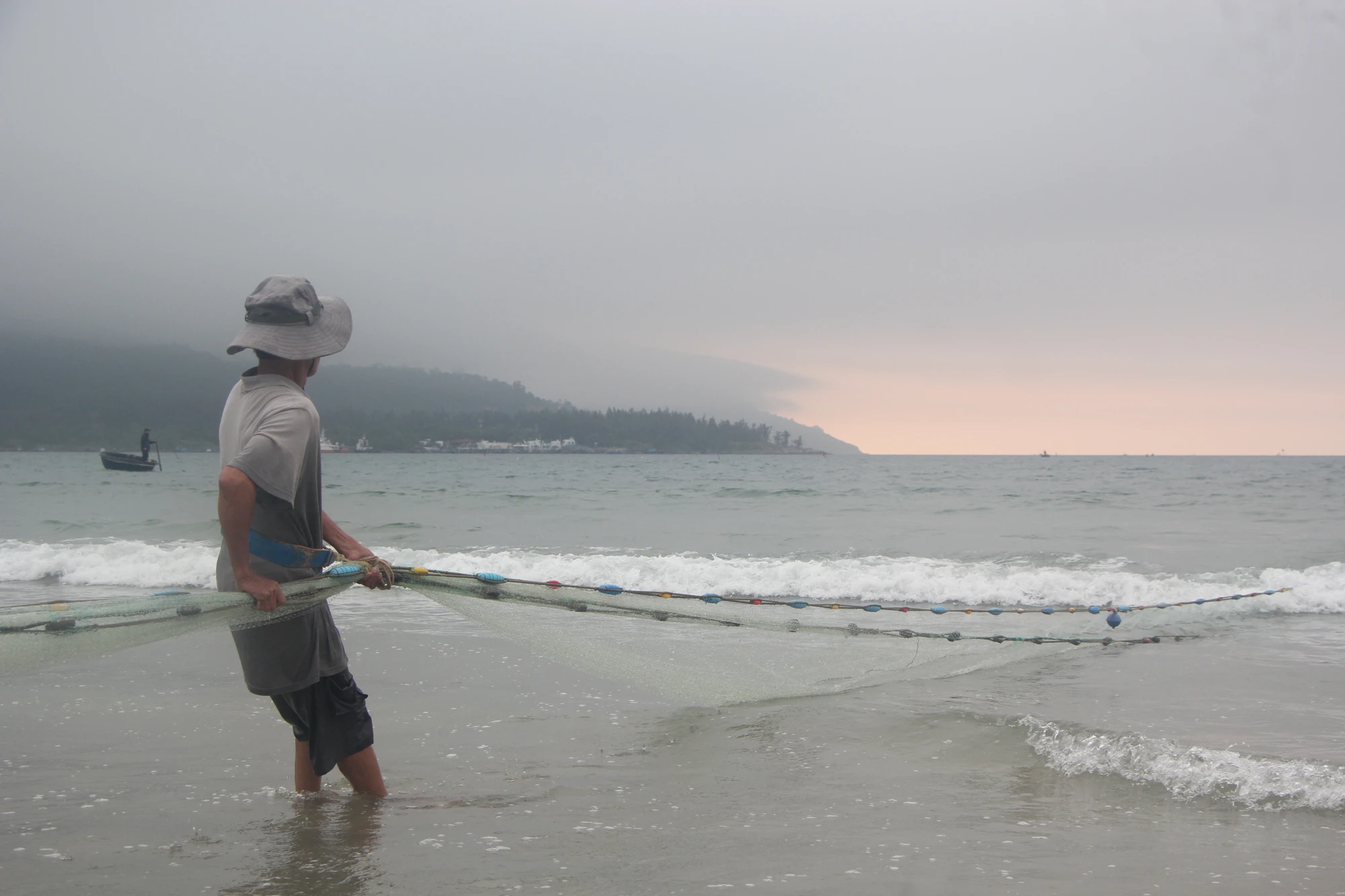 Ngư dân tại đây cho hay, cứ tầm 4,5 giờ sáng hằng ngày là họ sẽ chèo thúng ra thả lưới. Ảnh: NGÔ QUANG.