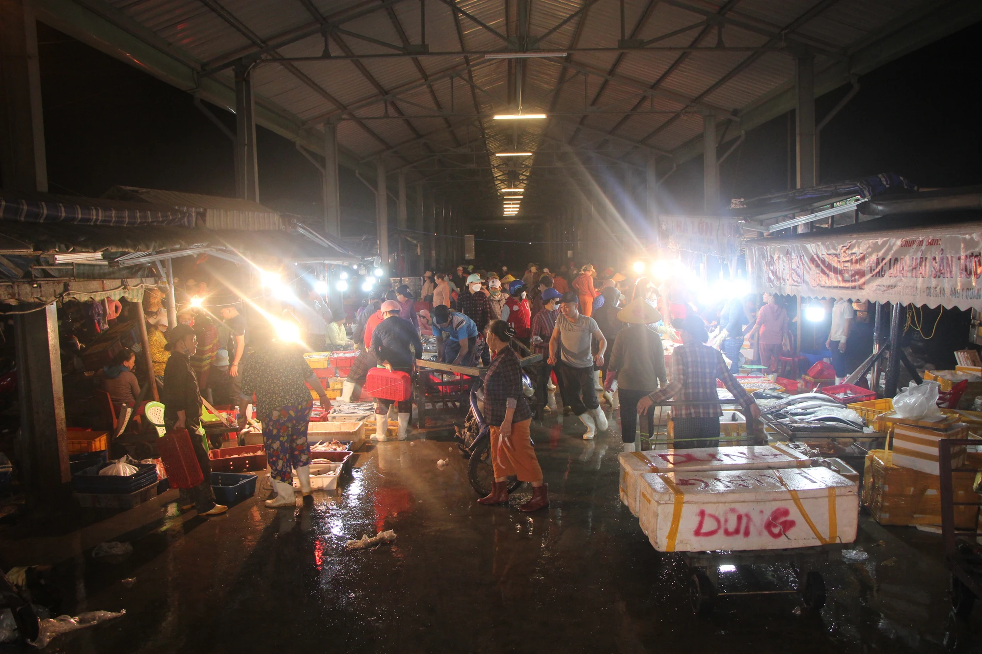 Phiên chợ sớm tại Cảng cá Thọ Quang diễn ra sôi động. Ảnh: NGÔ QUANG.