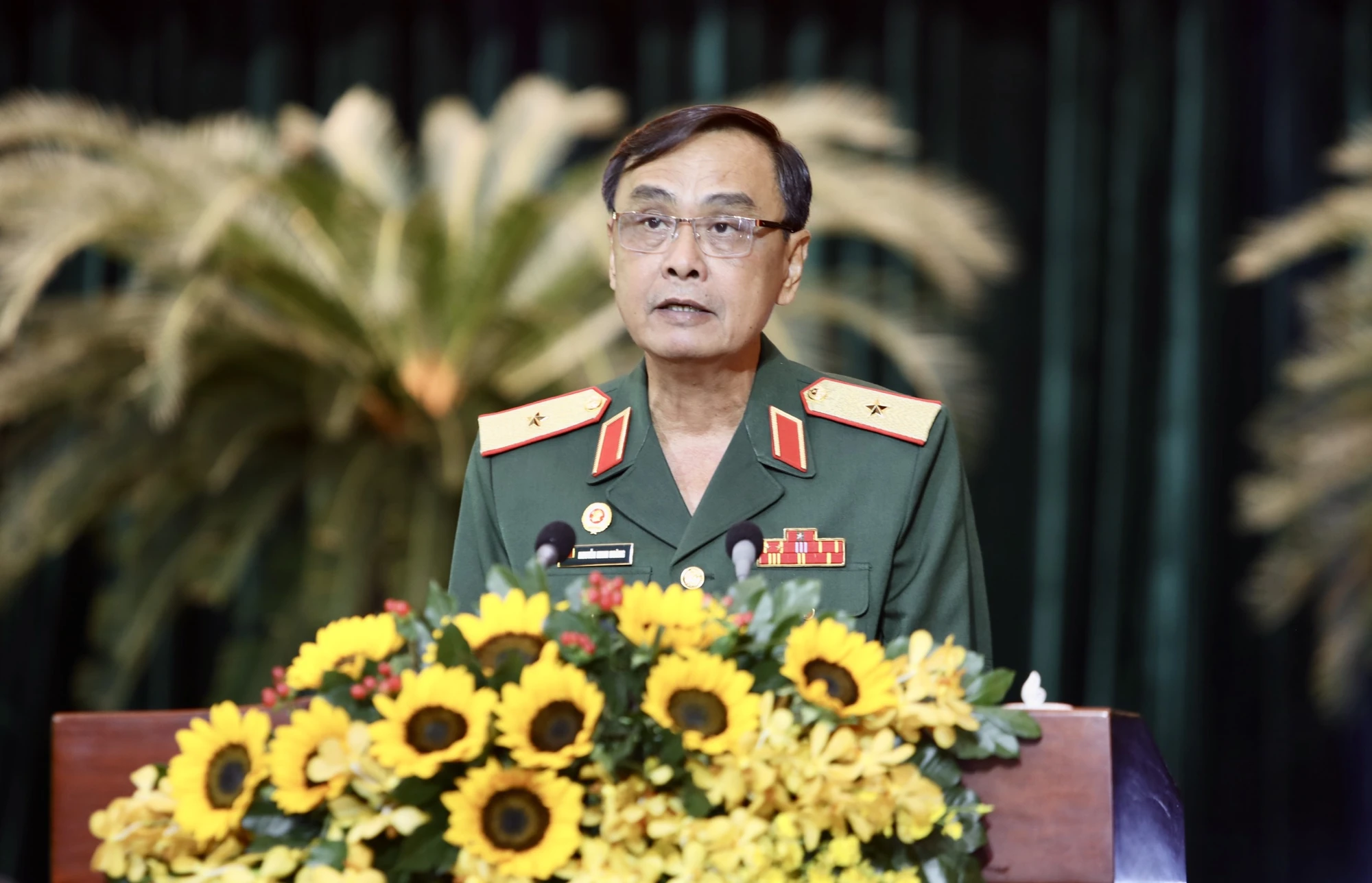 Thiếu tướng Nguyễn Minh Hoàng, Chủ tịch Hội Cựu chiến binh TP.HCM, chia sẻ tại buổi họp mặt. Ảnh: NGUYỆT NHI TP.HCM nối gót thế hệ cha anh, năng động, sáng tạo để hội nhậpki-niem-70-nam-chien-thang-dien-bien-phu-49-nam-thong-nhat-dat-nuoc-tphcm-hop-mat (17).jpg
