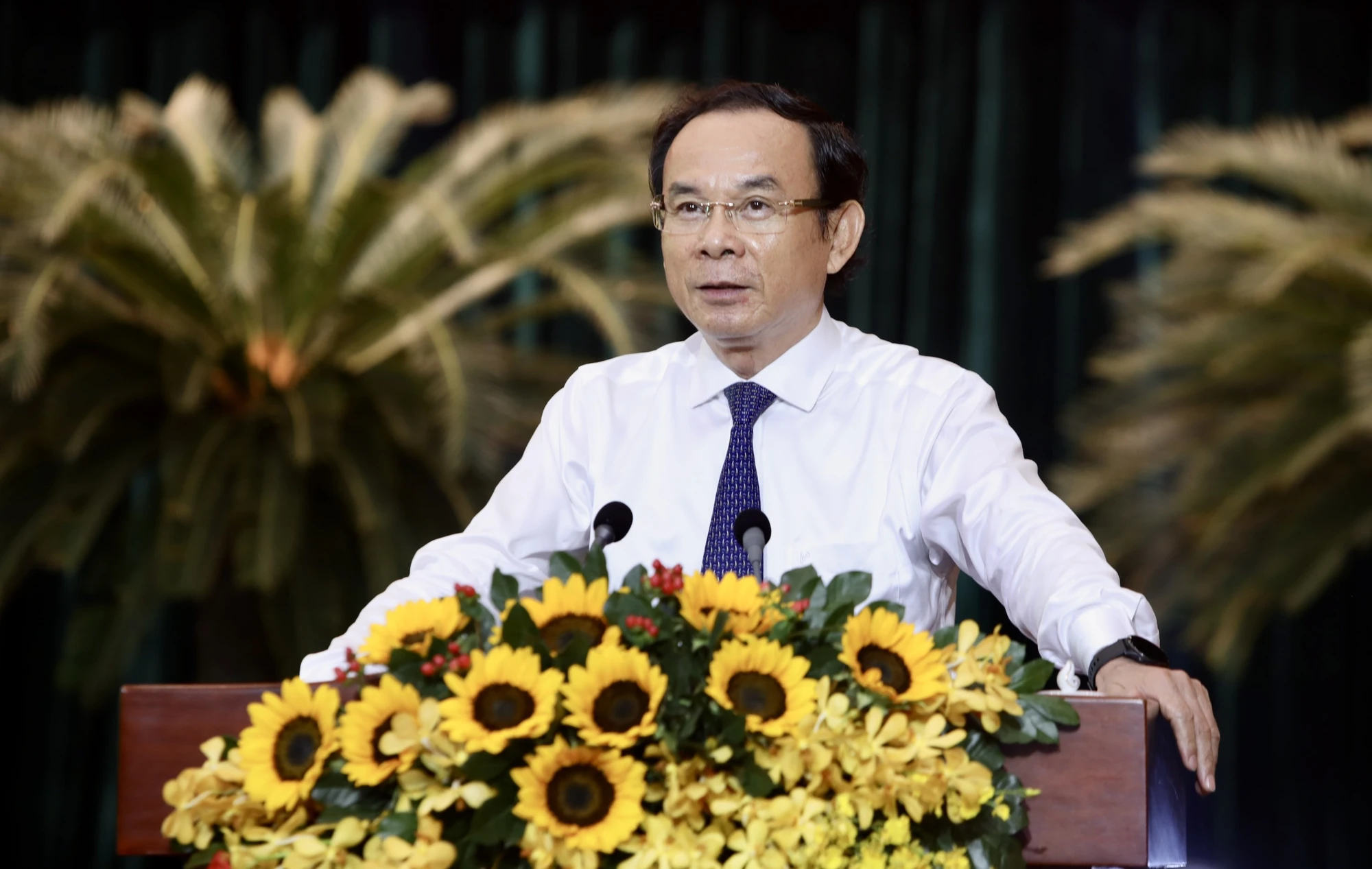 Bí thư Thành ủy TP.HCM Nguyễn Văn Nên chia sẻ tại buổi họp mặt. Ảnh: NGUYỆT NHI TP.HCM nối gót thế hệ cha anh, năng động, sáng tạo để hội nhập-ki-niem-70-nam-chien-thang-dien-bien-phu-49-nam-thong-nhat-dat-nuoc-tphcm-hop-mat (16).jpg