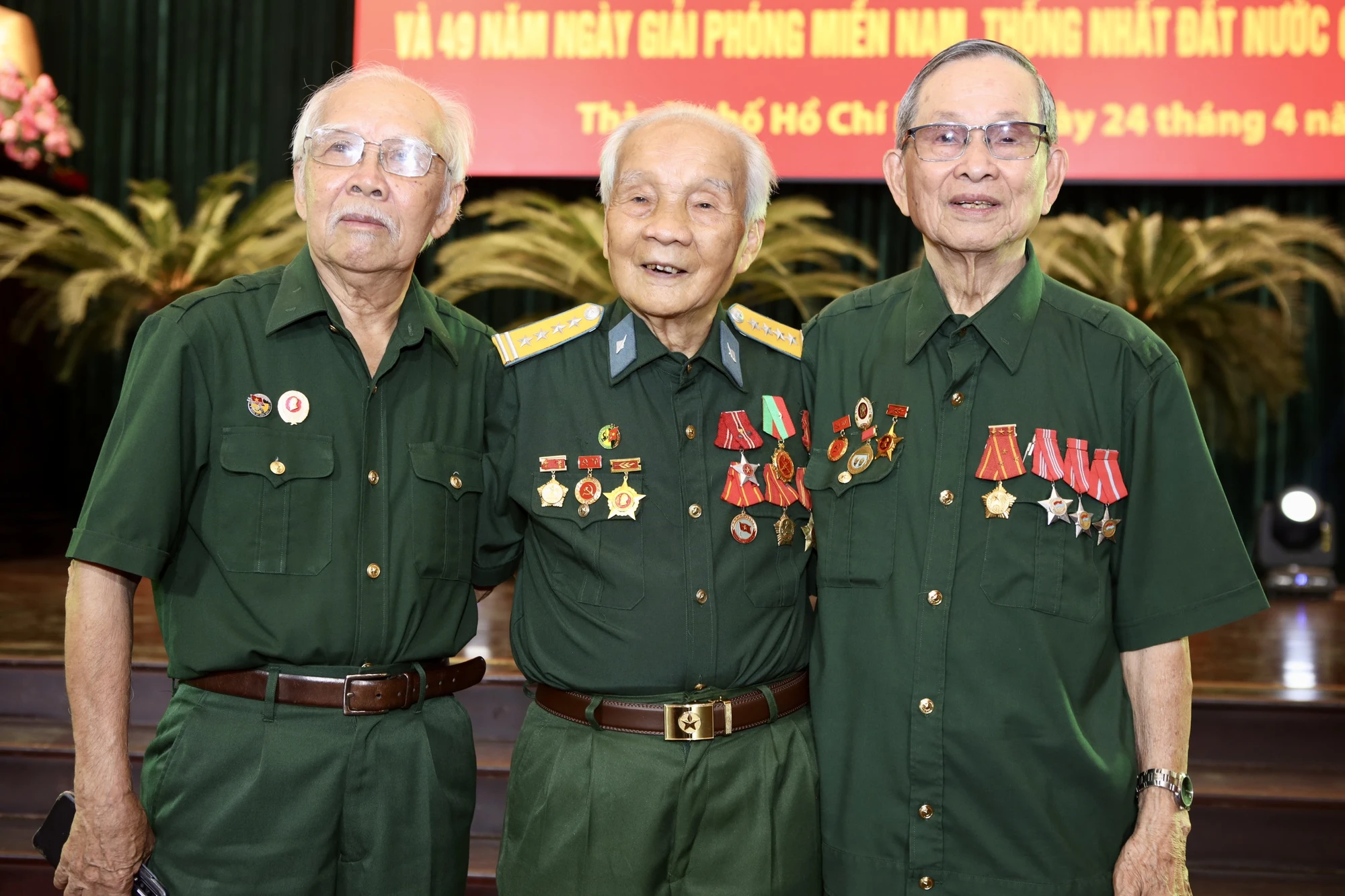 Buổi họp mặt còn có cán bộ cấp cao, cấp tướng quân đội, công an nghỉ hưu trên địa bàn, các Anh hùng lực lượng vũ trang nhân dân, Anh hùng Lao động thời kỳ đổi mới cùng các chiến sĩ Điện Biên, thanh niên xung phong tham gia chiến dịch Điện Biên Phủ... Ảnh: NGUYỆT NHI TP.HCM nối gót thế hệ cha anh, năng động, sáng tạo để hội nhậpki-niem-70-nam-chien-thang-dien-bien-phu-49-nam-thong-nhat-dat-nuoc-tphcm-hop-mat (15)1.jpg