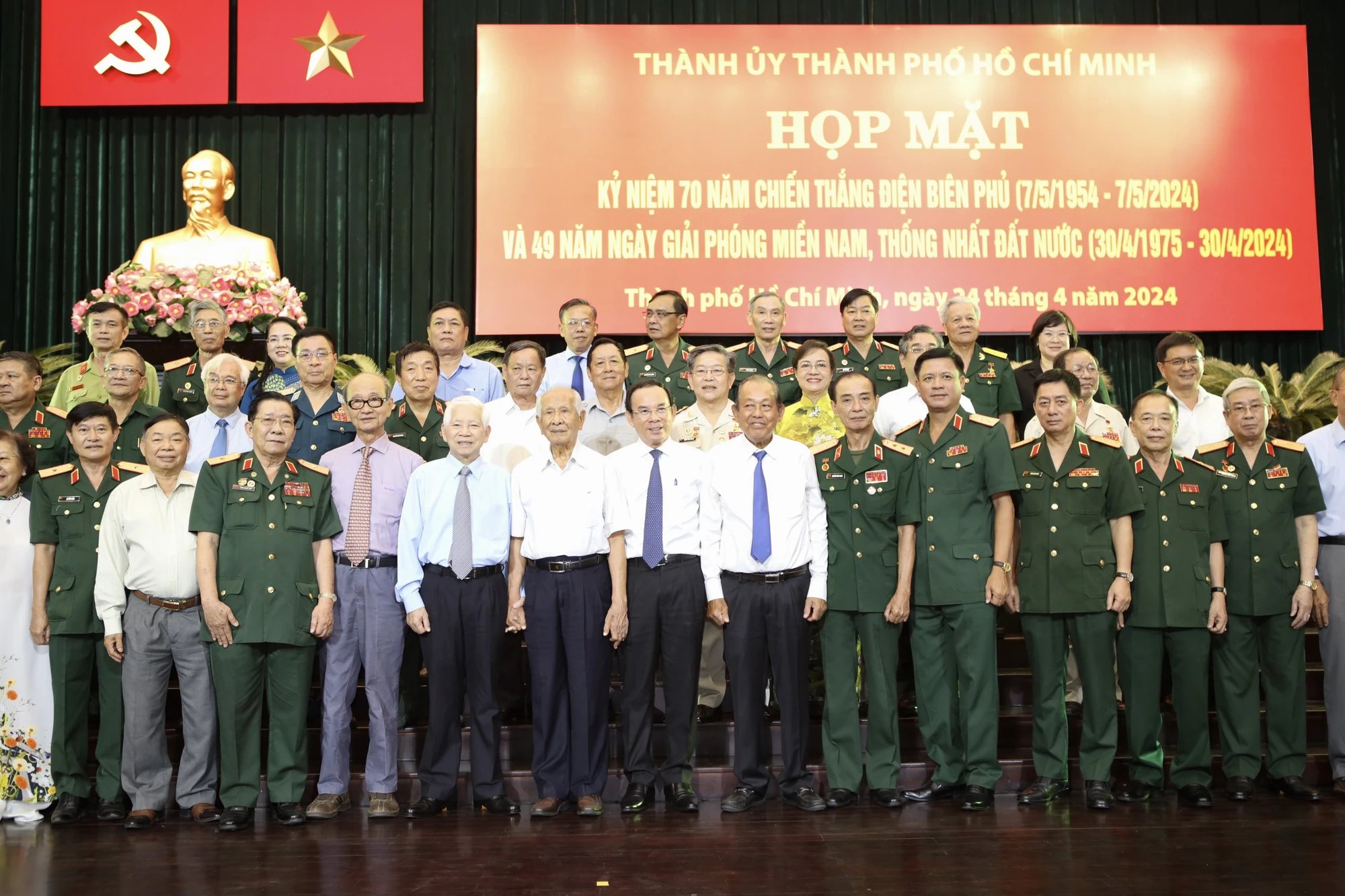 Lãnh đạo TP.HCM cùng chụp hình kỉ niệm với đại biểu tham dự. Ảnh: NGUYỆT NHI TP.HCM nối gót thế hệ cha anh, năng động, sáng tạo để hội nhập-ki-niem-70-nam-chien-thang-dien-bien-phu-49-nam-thong-nhat-dat-nuoc-tphcm-hop-mat (13).jpg