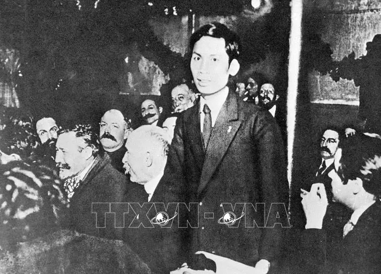 Tháng 12/1920, chàng thanh niên yêu nước Nguyễn Ái Quốc (tên của Chủ tịch Hồ Chí Minh trong thời gian hoạt động cách mạng ở Pháp) tham dự Đại hội lần thứ 18 Đảng Xã hội Pháp ở thành phố Tours với tư cách đại biểu Đông Dương. Nguyễn Ái Quốc ủng hộ Luận cương của Lenin về vấn đề dân tộc và thuộc địa; tán thành việc thành lập Đảng Cộng sản Pháp và trở thành một trong những người sáng lập Đảng Cộng sản Pháp, cũng là người Cộng sản đầu tiên của dân tộc Việt Nam. Ảnh: Tư liệu TTXVN Từ quyết sách linh hoạt của Chủ tịch Hồ Chí Minh đến tư duy cải cách thể chế dũng cảm của Đảng ta ngày nay-chu-tich-ho-chi-minh1.JPG