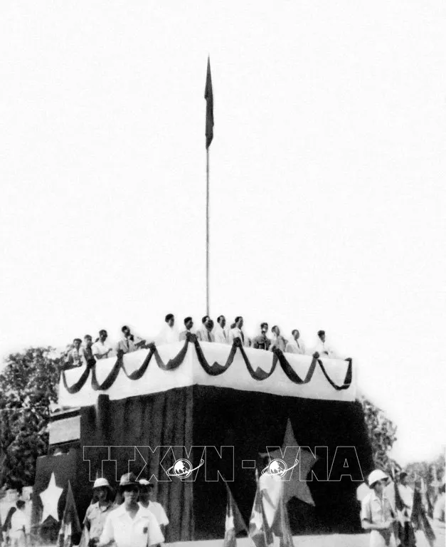 Năm 1945, tại Quảng trường Ba Đình – Hà Nội, Chủ tịch Hồ Chí Minh đọc “Tuyên ngôn Độc lập”, tuyên bố sự ra đời của nước Việt Nam Dân chủ Cộng hòa. Ảnh: Tư liệu TTXVN chu-tich-ho-chi-minh2.JPG
