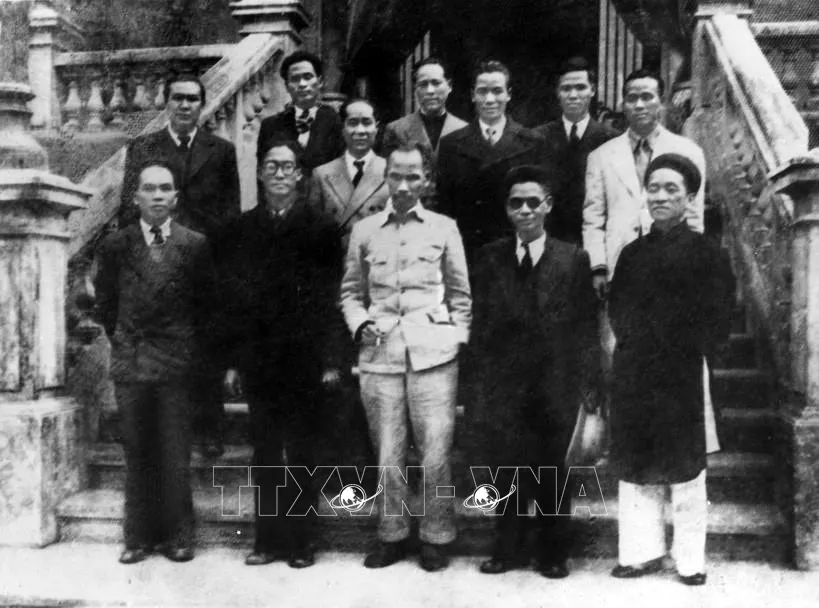 Chủ tịch Hồ Chí Minh và các thành viên Hội đồng Chính phủ lâm thời nước Việt Nam Dân chủ Cộng hoà ra mắt sau phiên họp đầu tiên, sáng 3/9/1945. Ảnh: TTXVN chu-tich-ho-chi-minh3.JPG