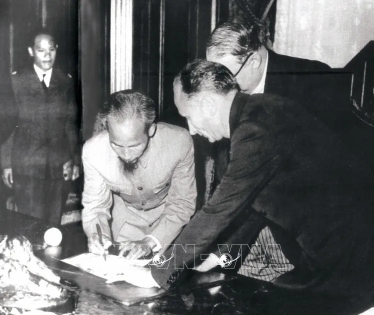 Ngày 14/9/1946, tại Paris, Chủ tịch Hồ Chí Minh đã kí với Pháp bản Tạm ước, tiếp tục nhượng bộ một số quyền lợi kinh tế, văn hóa ở Việt Nam để có thời gian xây dựng và củng cổ lực lượng, tạo thêm thời gian hòa hoãn quý báu cho chính quyền cách mạng non trẻ chuẩn bị lực lượng bước vào cuộc kháng chiến trường kỳ. Ảnh: Tư liệu/TTXVN phát chu-tich-ho-chi-minh4.JPG