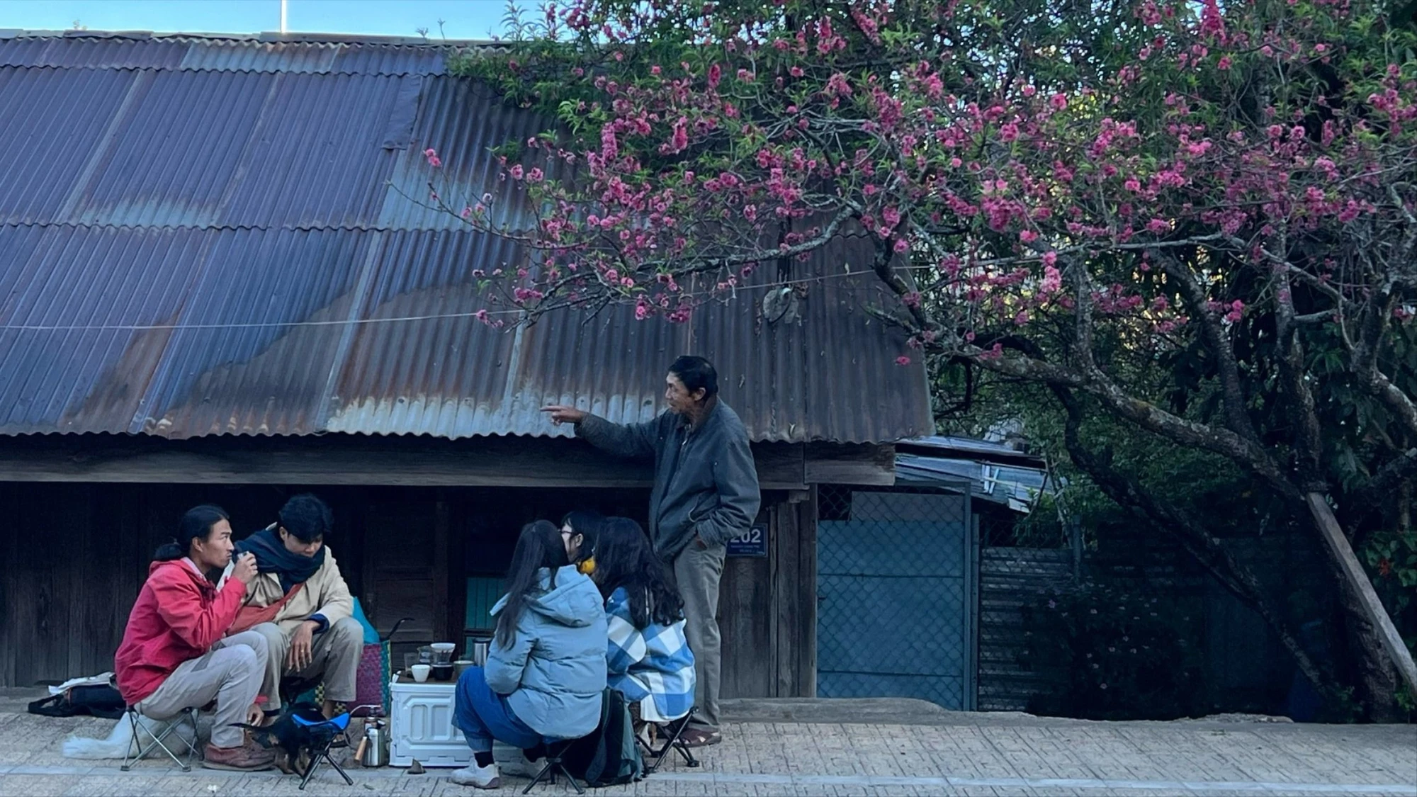 Bác Ngô Văn Quang kể chuyện về cây đào lông cho các bạn trẻ IMG_8610.JPG