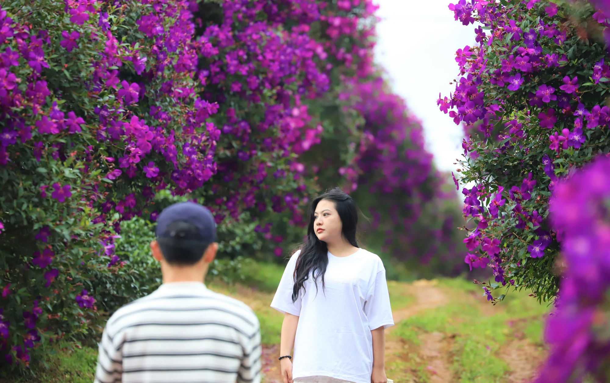 Nhiều bạn trẻ thích thú chụp ảnh bên hàng mua Úc. B4.jpg
