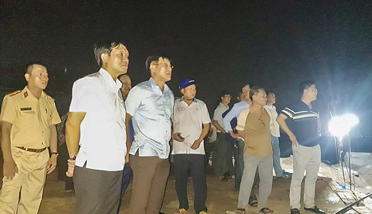 Trong tối qua, các lực lượng cứu hộ của tỉnh Phú Yên và huyện Phú Hòa nỗ lực tìm kiếm các nạn nhân bị mất tích. Tuy nhiên, một số đoạn sông có dòng nước chảy xiết và trời tối khiến việc tìm kiếm gặp khó khăn. lat-xuong-tren-song-ba-2-4412.jpg